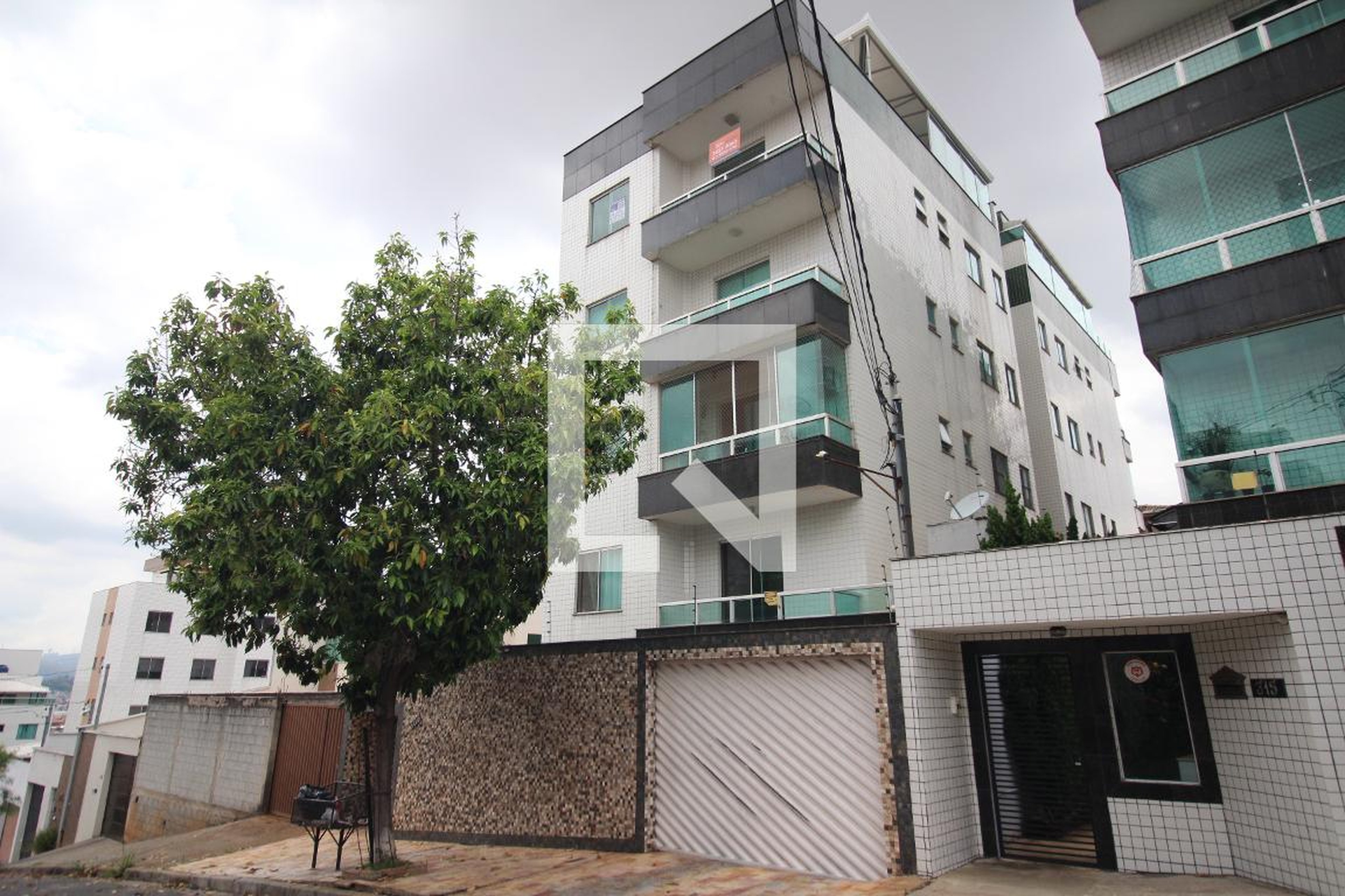 Fachada Condomínio em Rua Aparecida Feitosa Furtado, 303