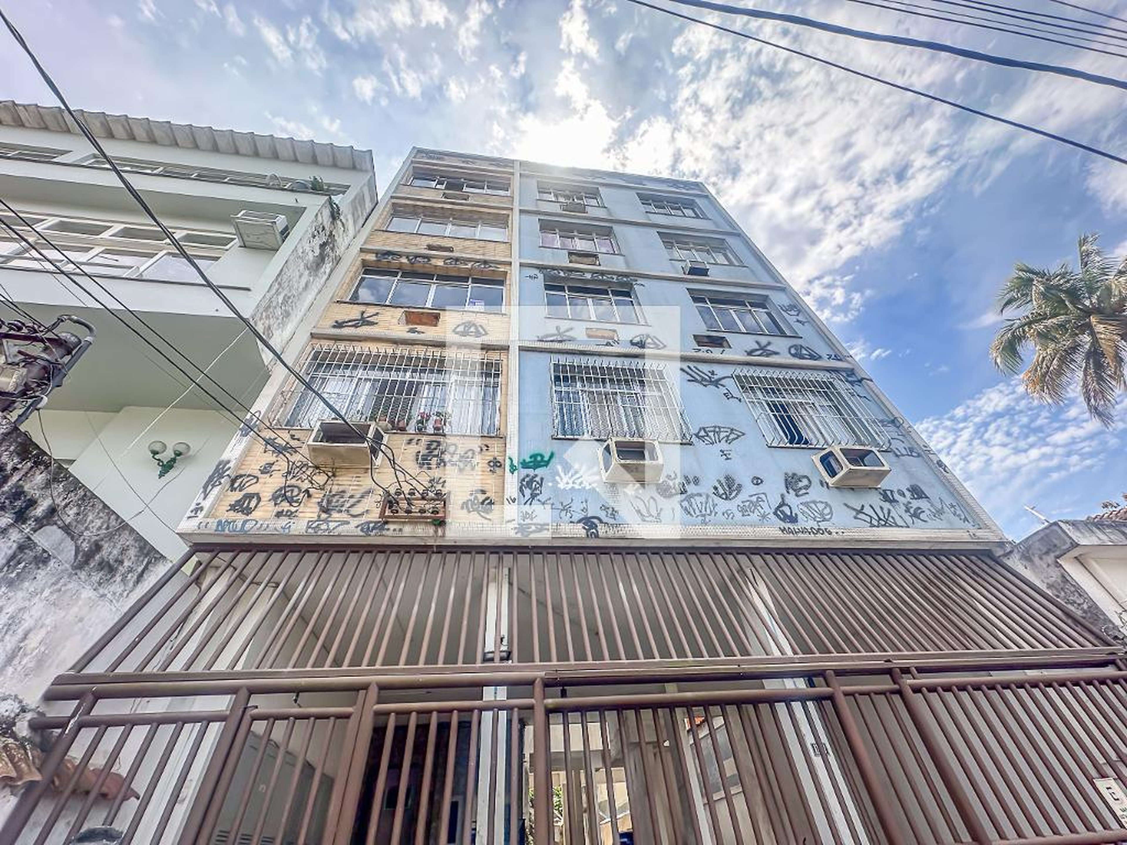 Fachada Condomínio em Rua Alice, 1130