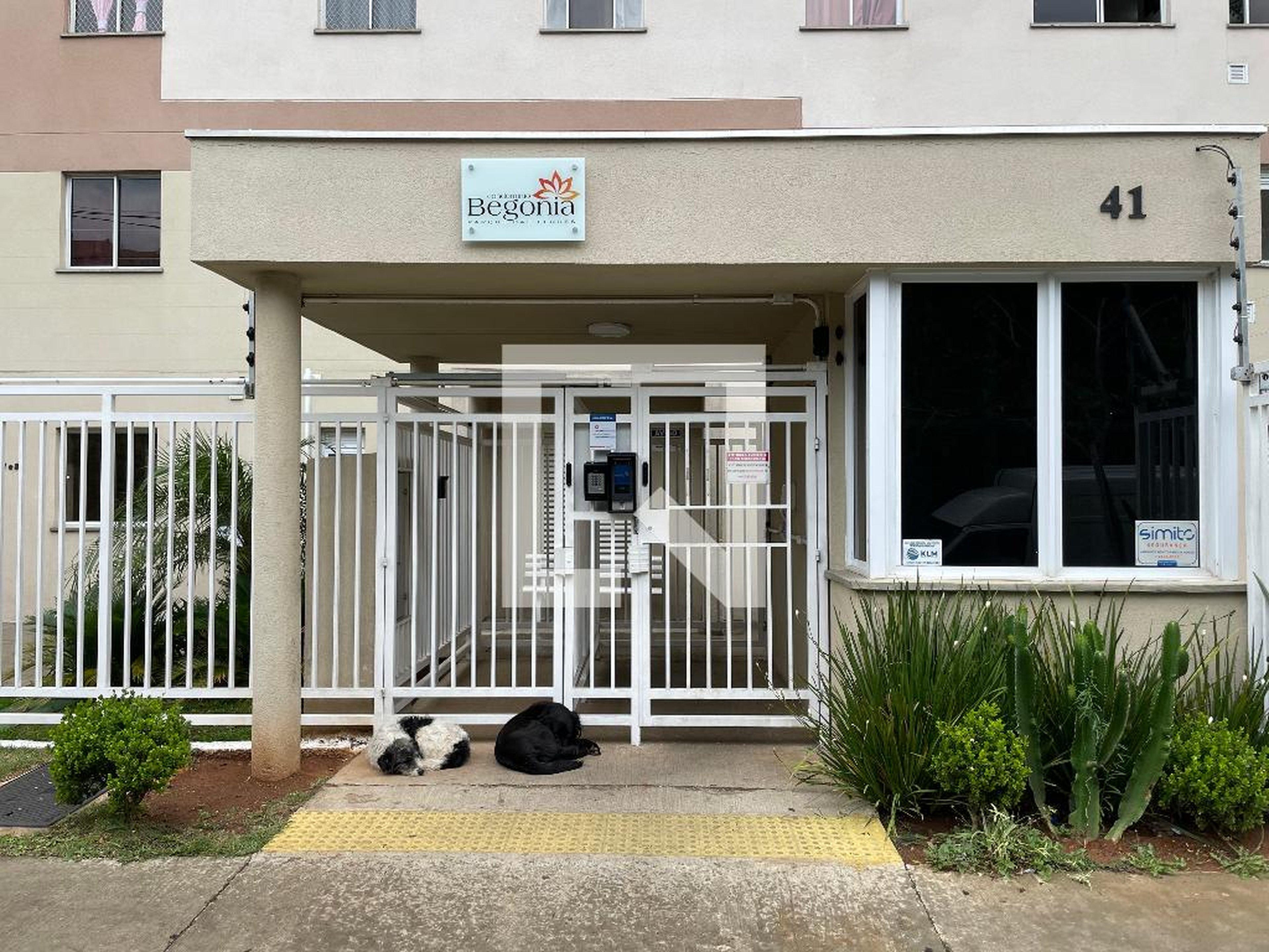 Fachada Condomínio em Rua Aderval Alves Rodrigues, 41