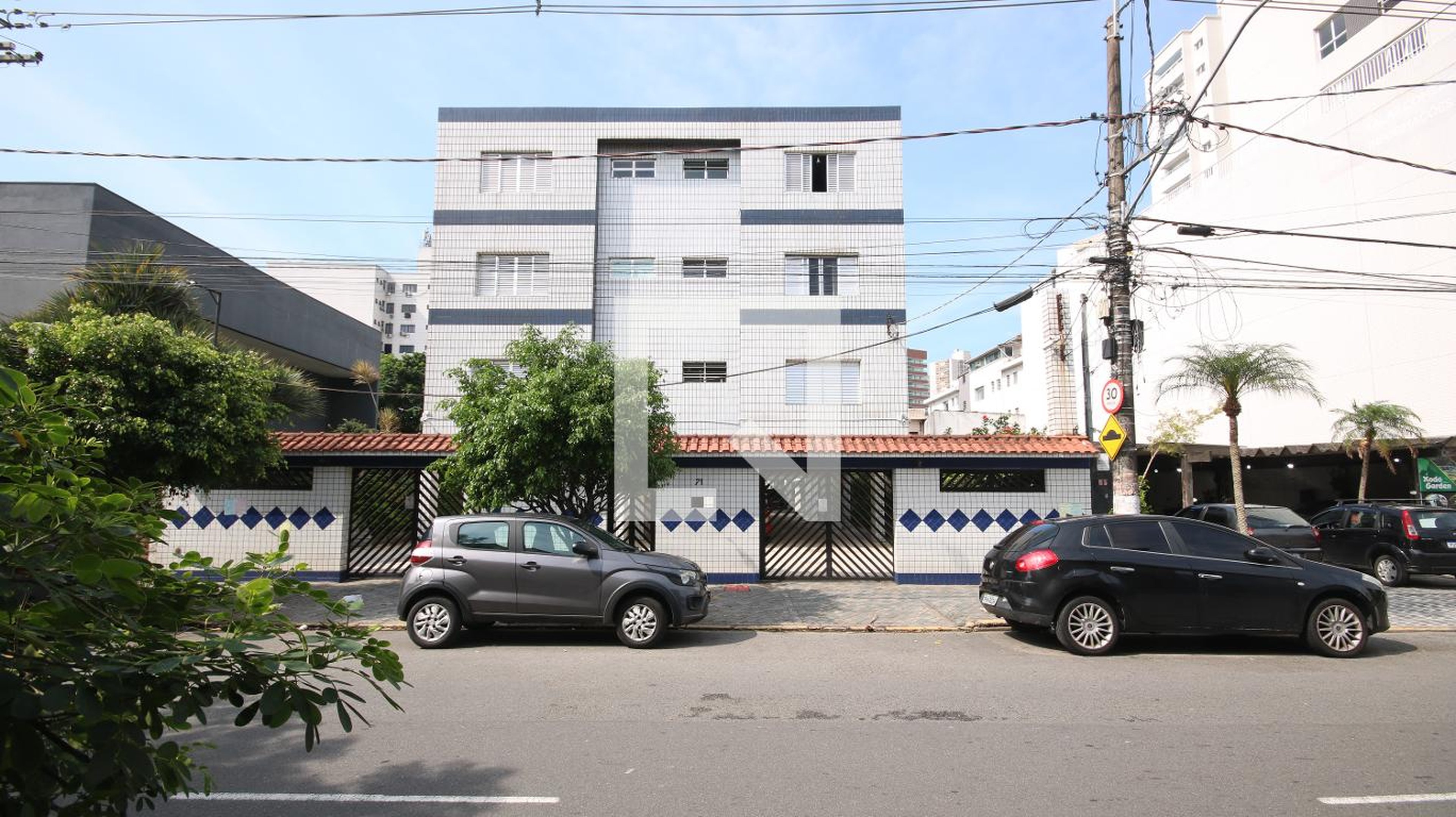 Fachada Condomínio em Rua Fumio Miyazi, 71