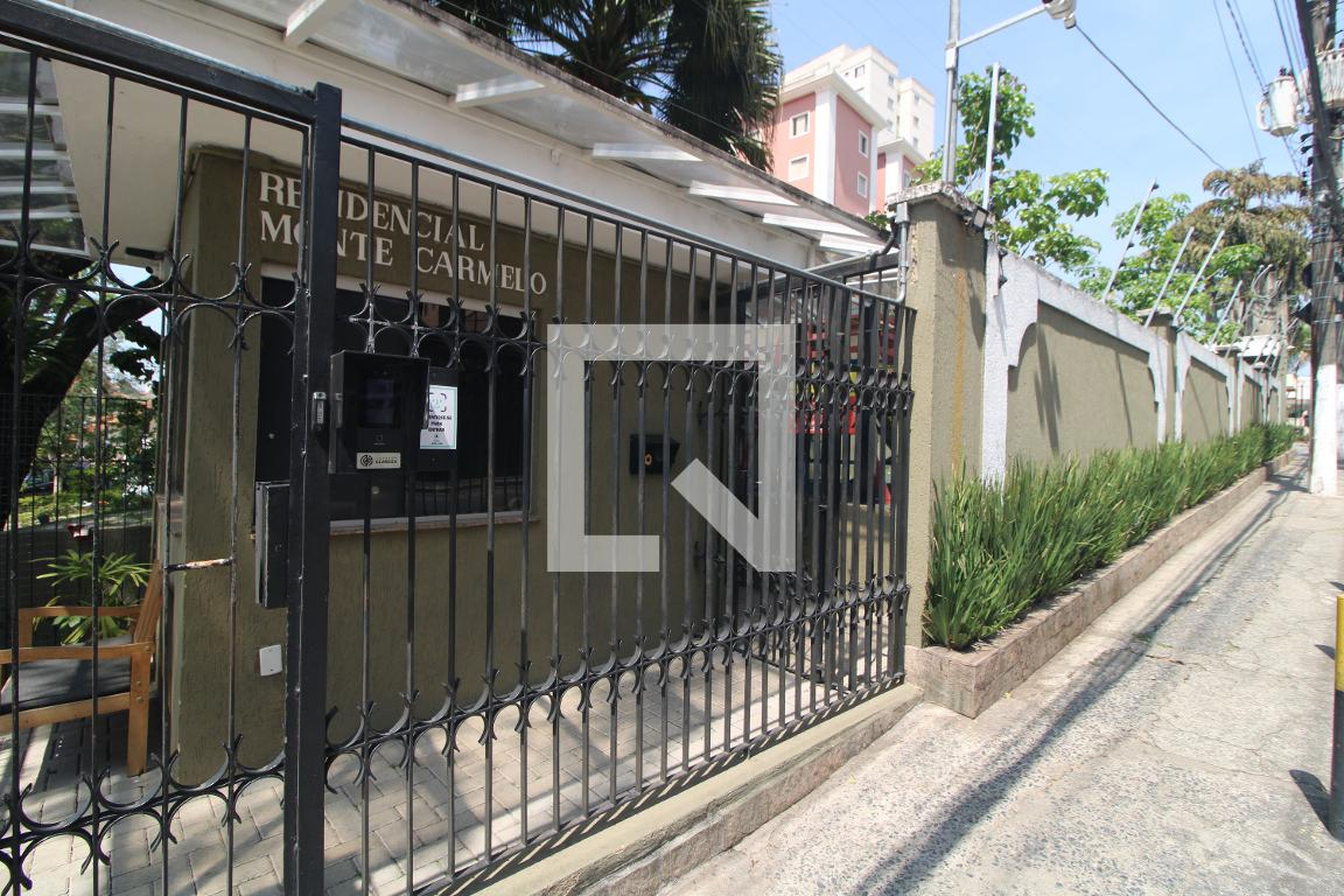 Fachada Condomínio em Rua Zike Tuma, 136