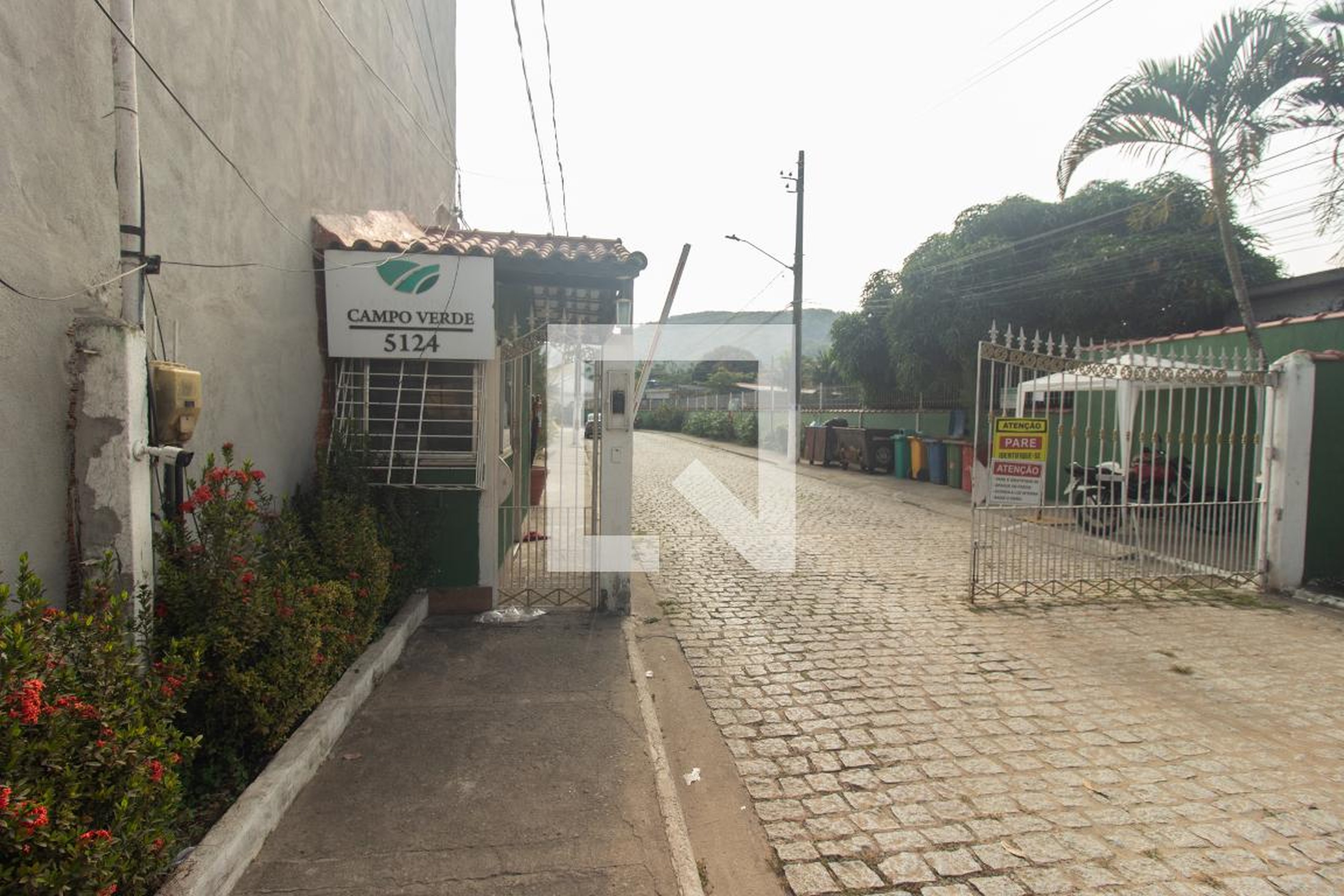 Fachada do condomínio Condomínio em Estrada do Magarça, 5124