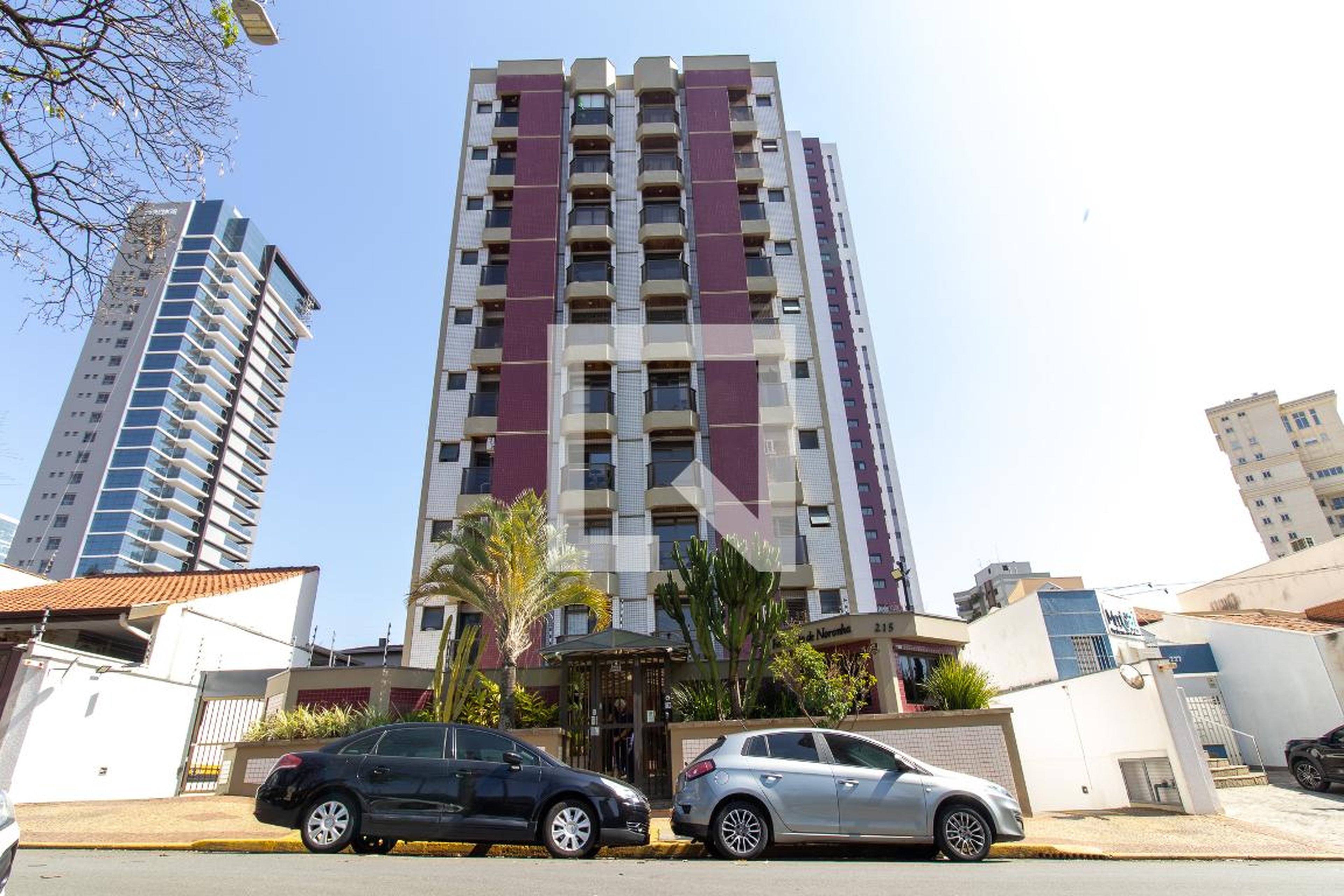 Fachada Condomínio em Rua Dona Josefina Sarmento, 215