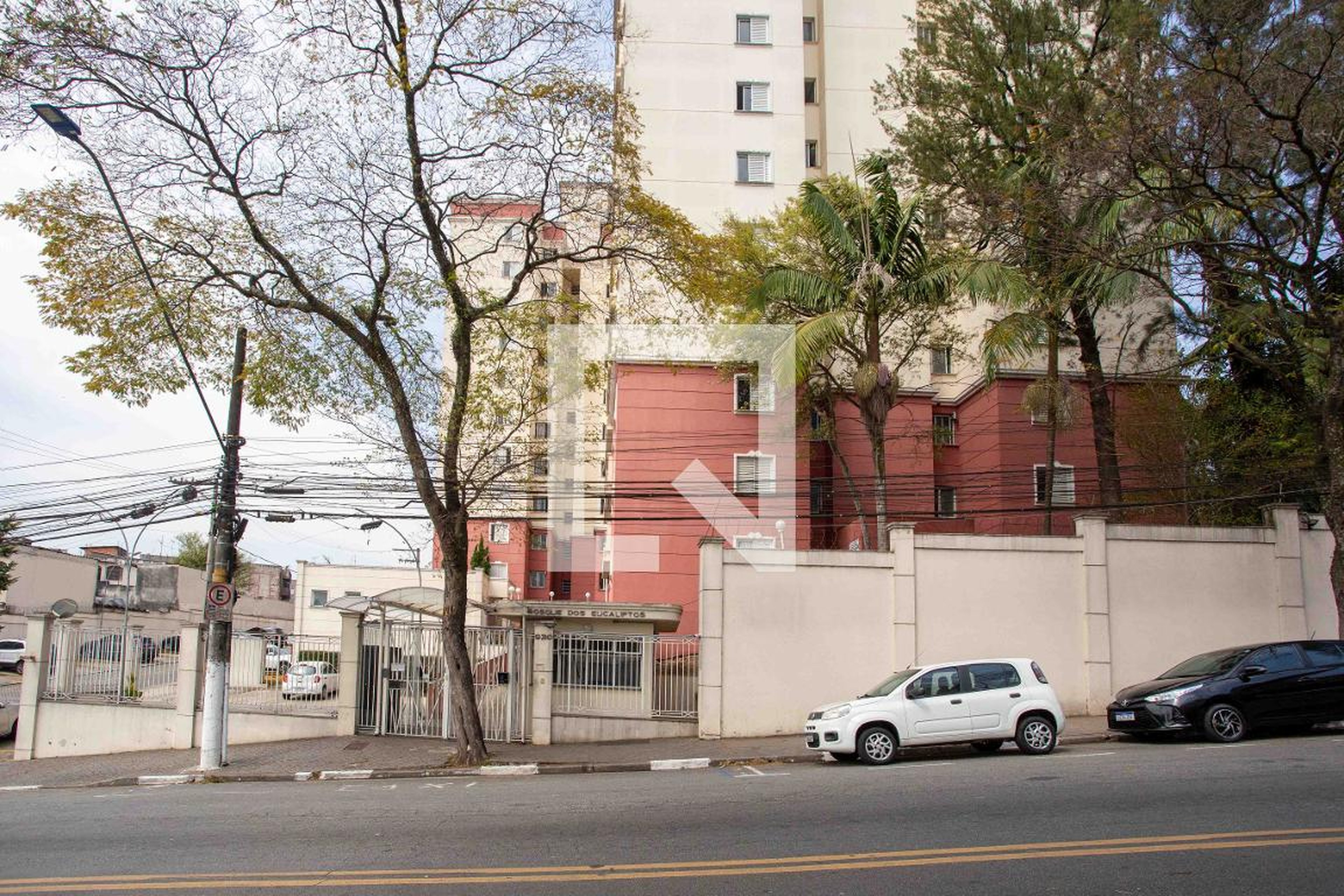 Fachada do condomínio Condomínio Bosque dos Eucaliptos