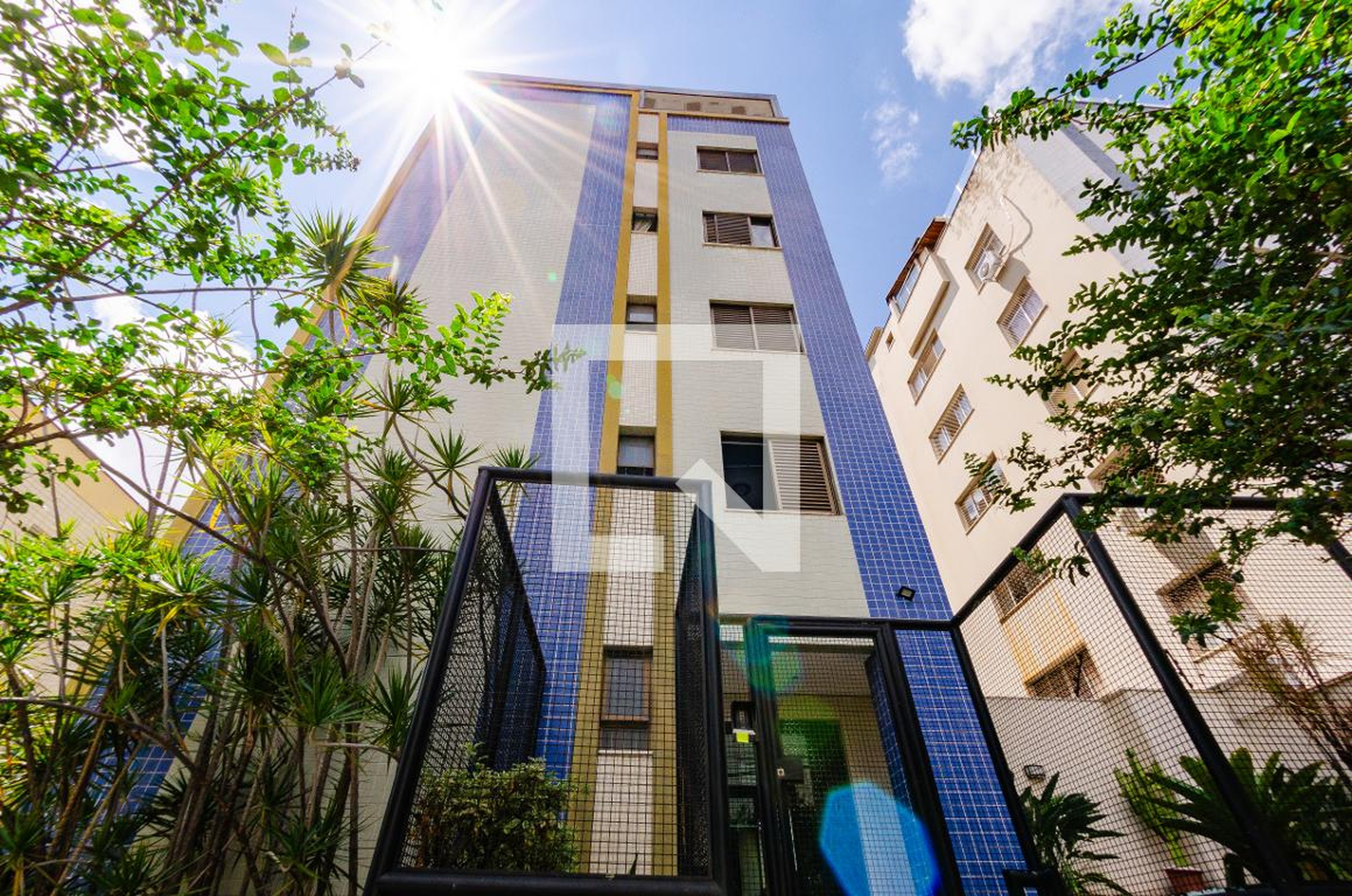 Fachada Condomínio em Rua Jornalista Guilherme Apgáua, 153