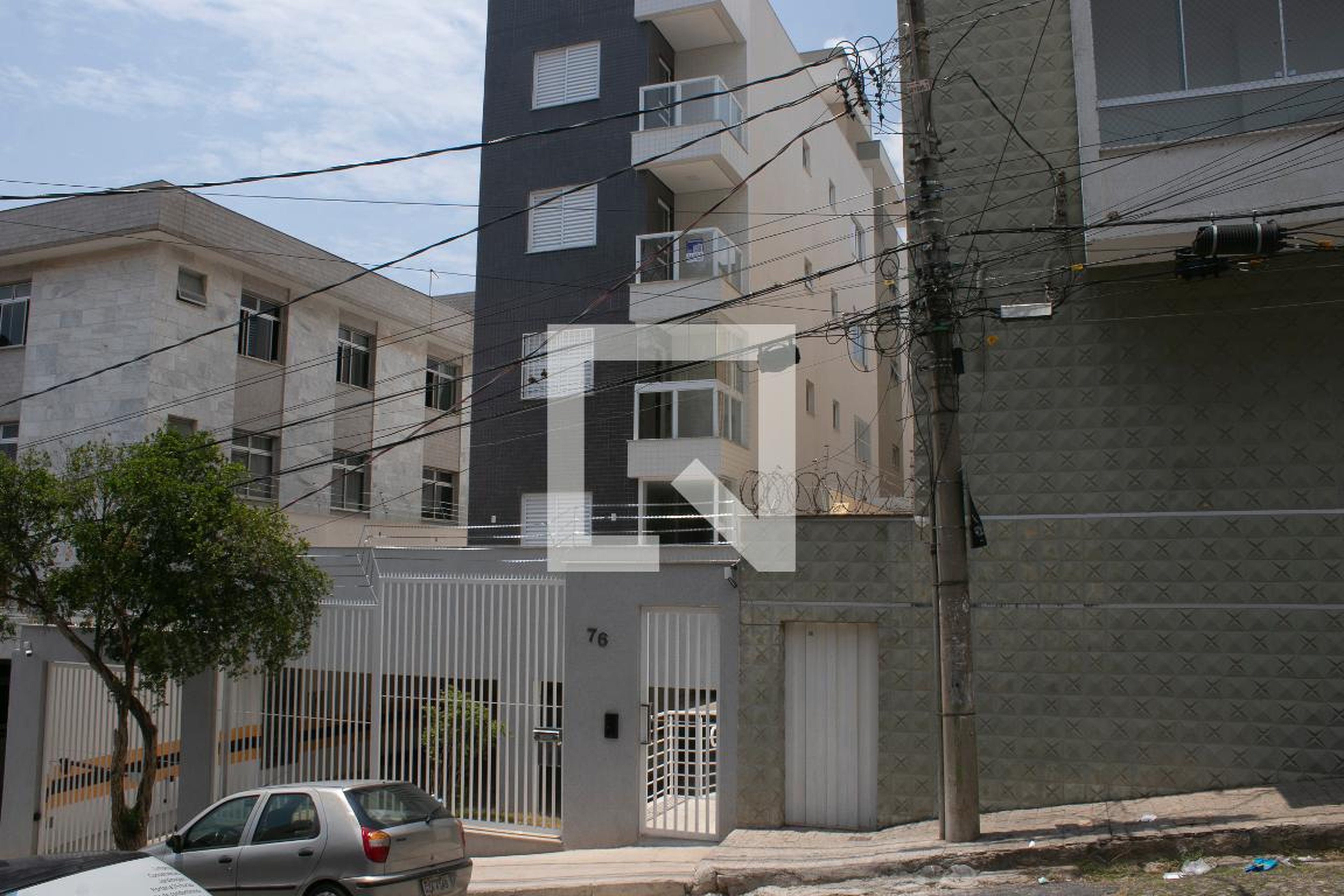 Fachada Condomínio em Rua Jaime Gomes, 76