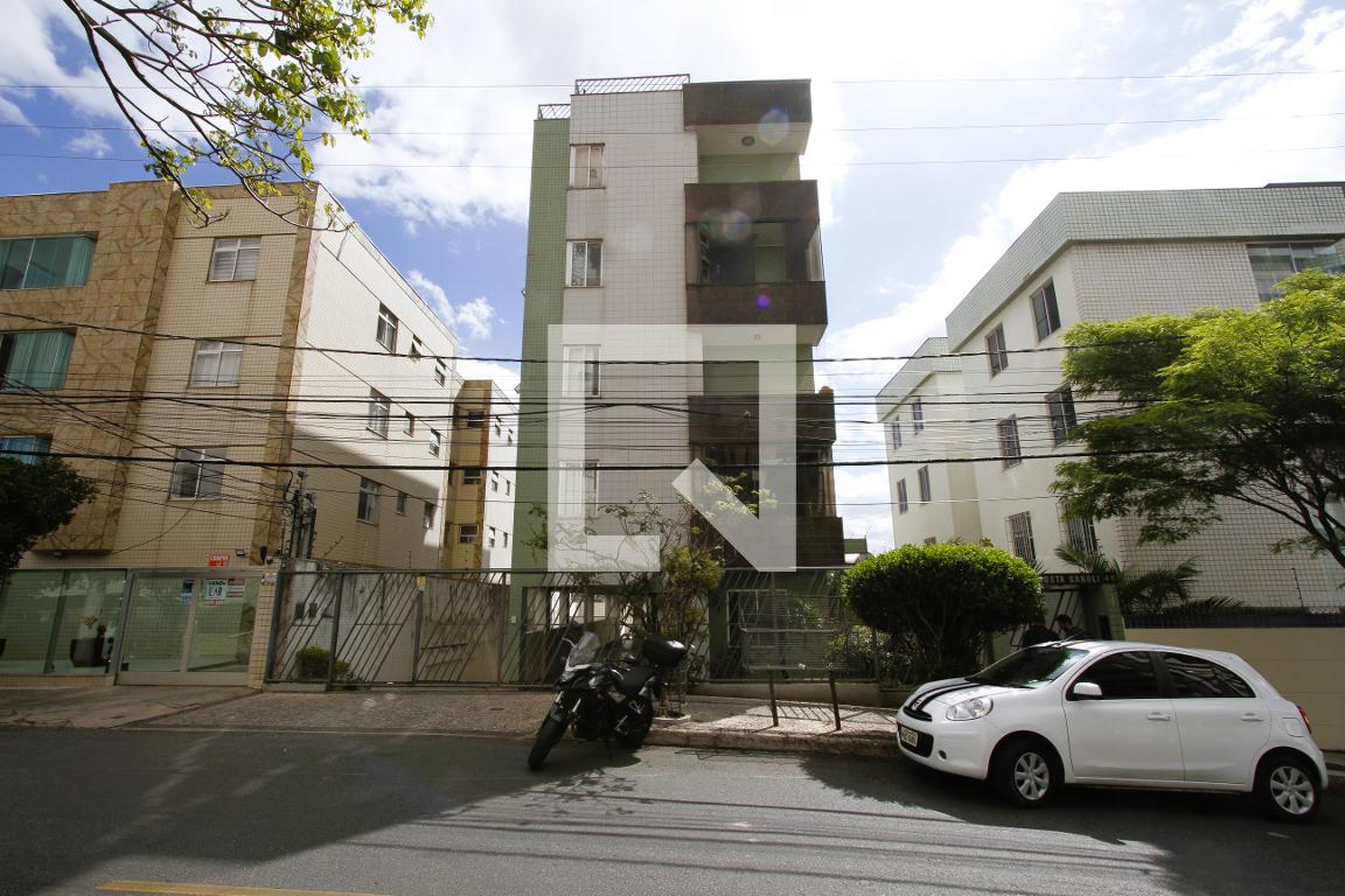 Fachada Condomínio em Rua Tereza Mota Valadares, 48