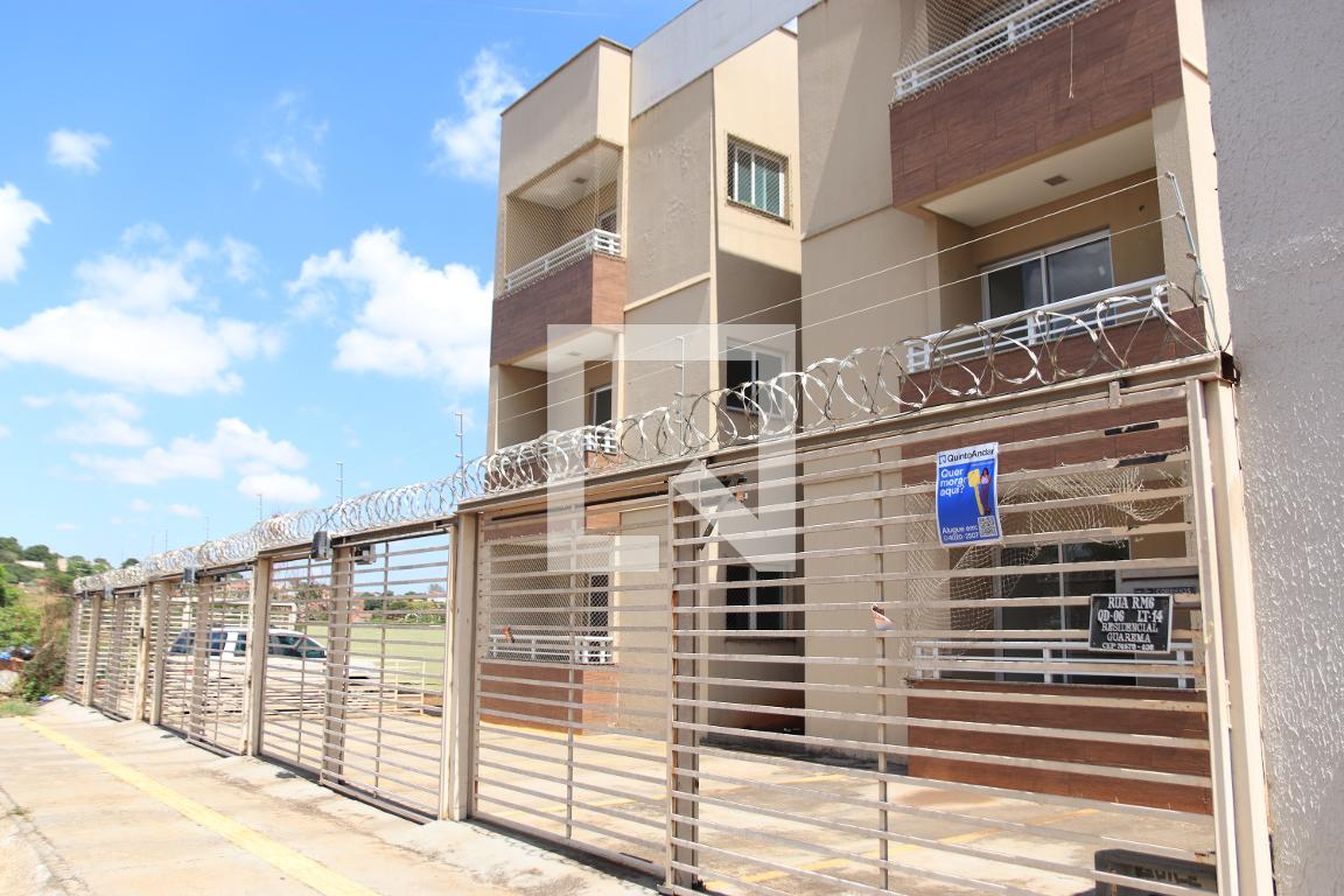 Fachada Condomínio em Rua M, 6