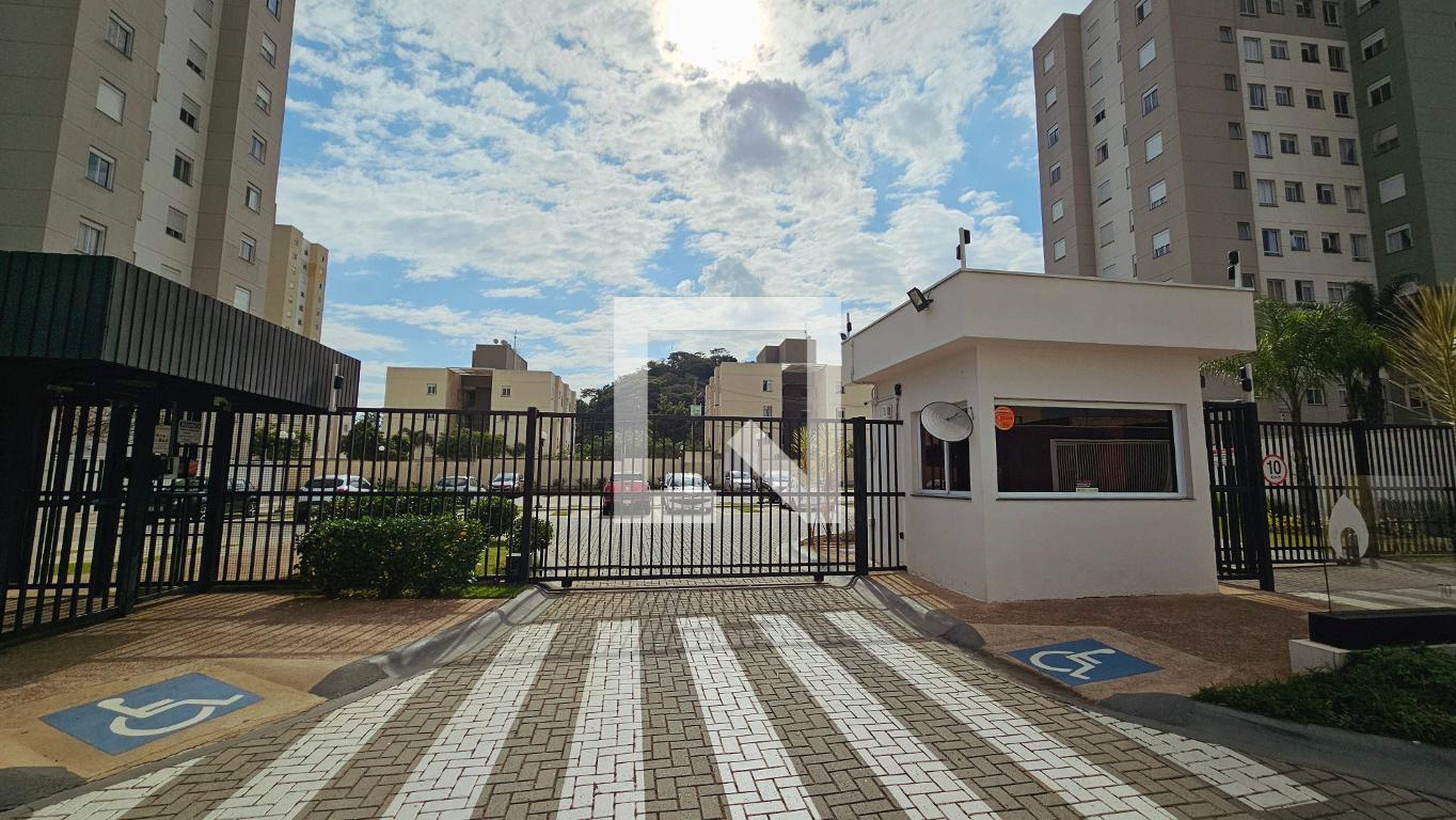 Fachada Condomínio em Rua César Henrique Favarin, 71