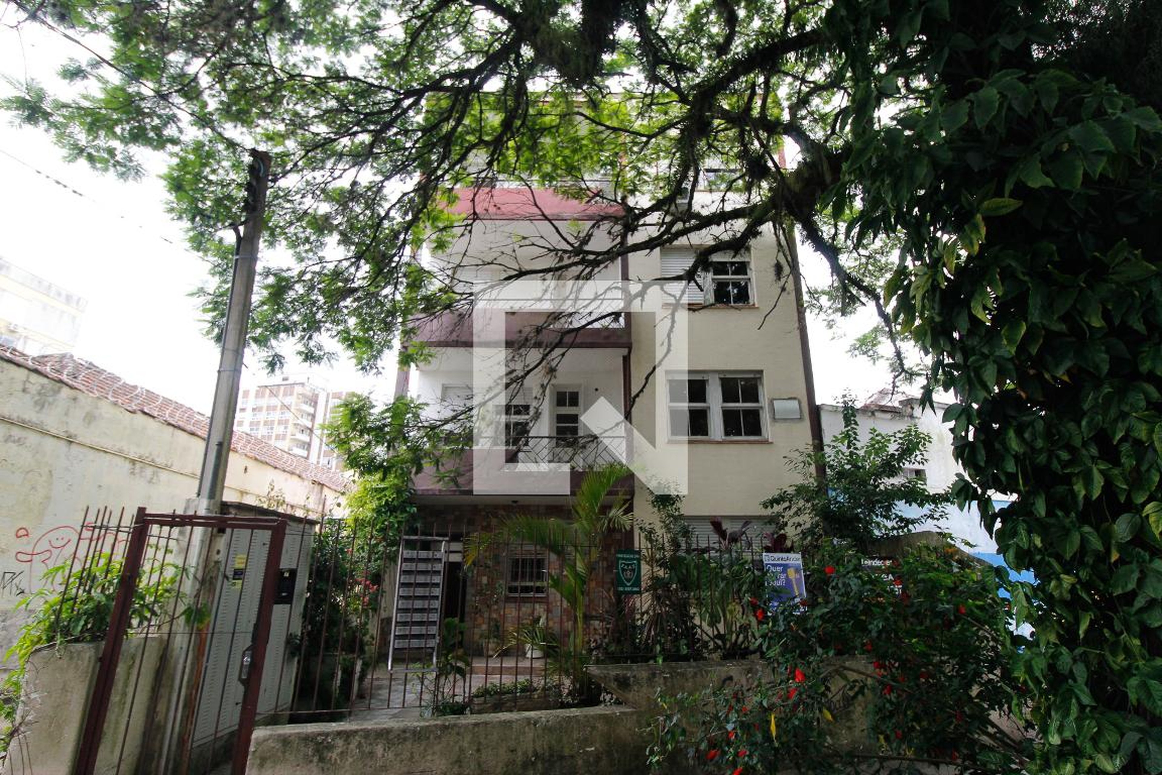 Fachada Condomínio em Rua João Guimarães, 136