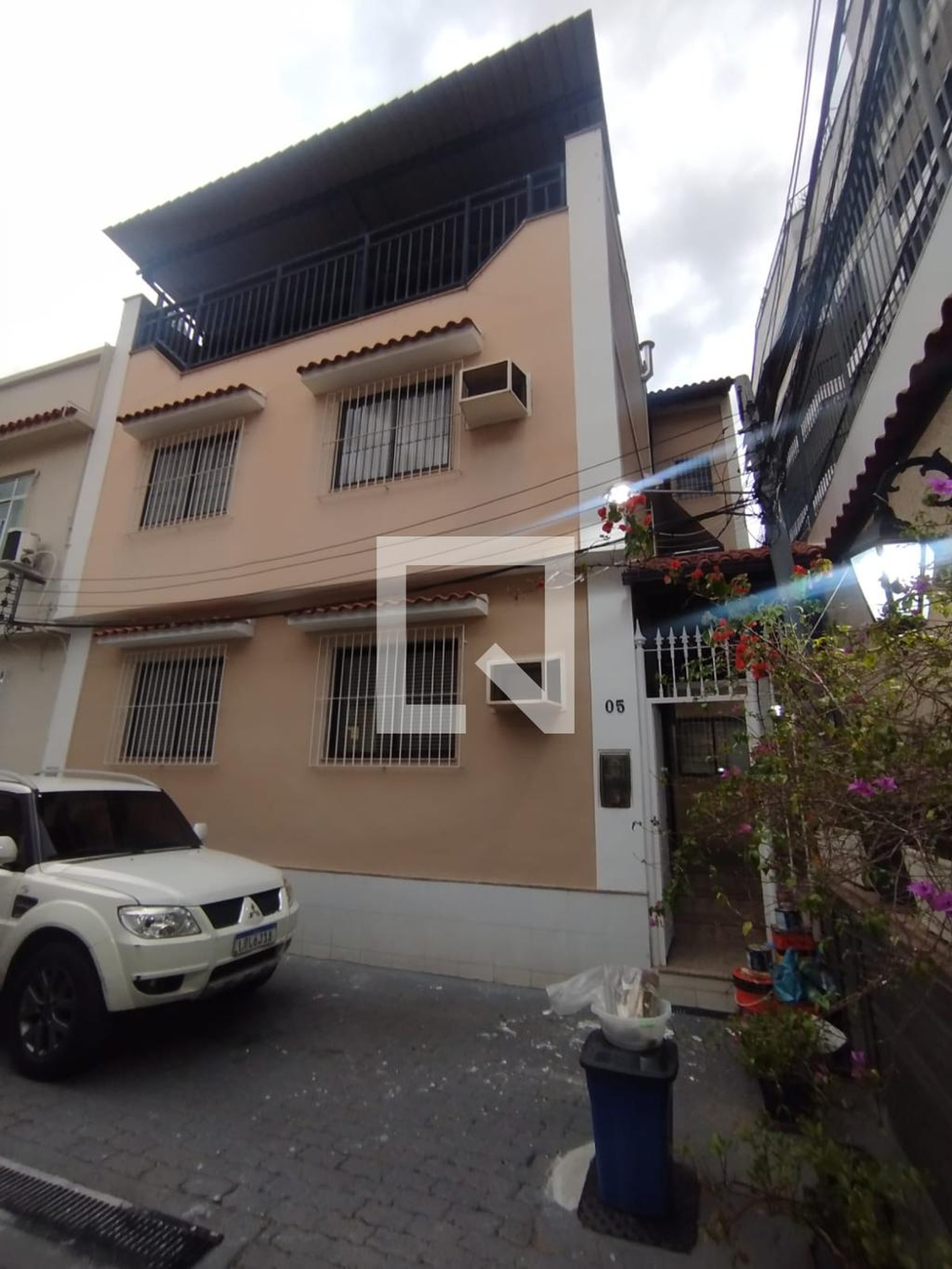 Fachada Condomínio em Rua Marquês de Valença, 106