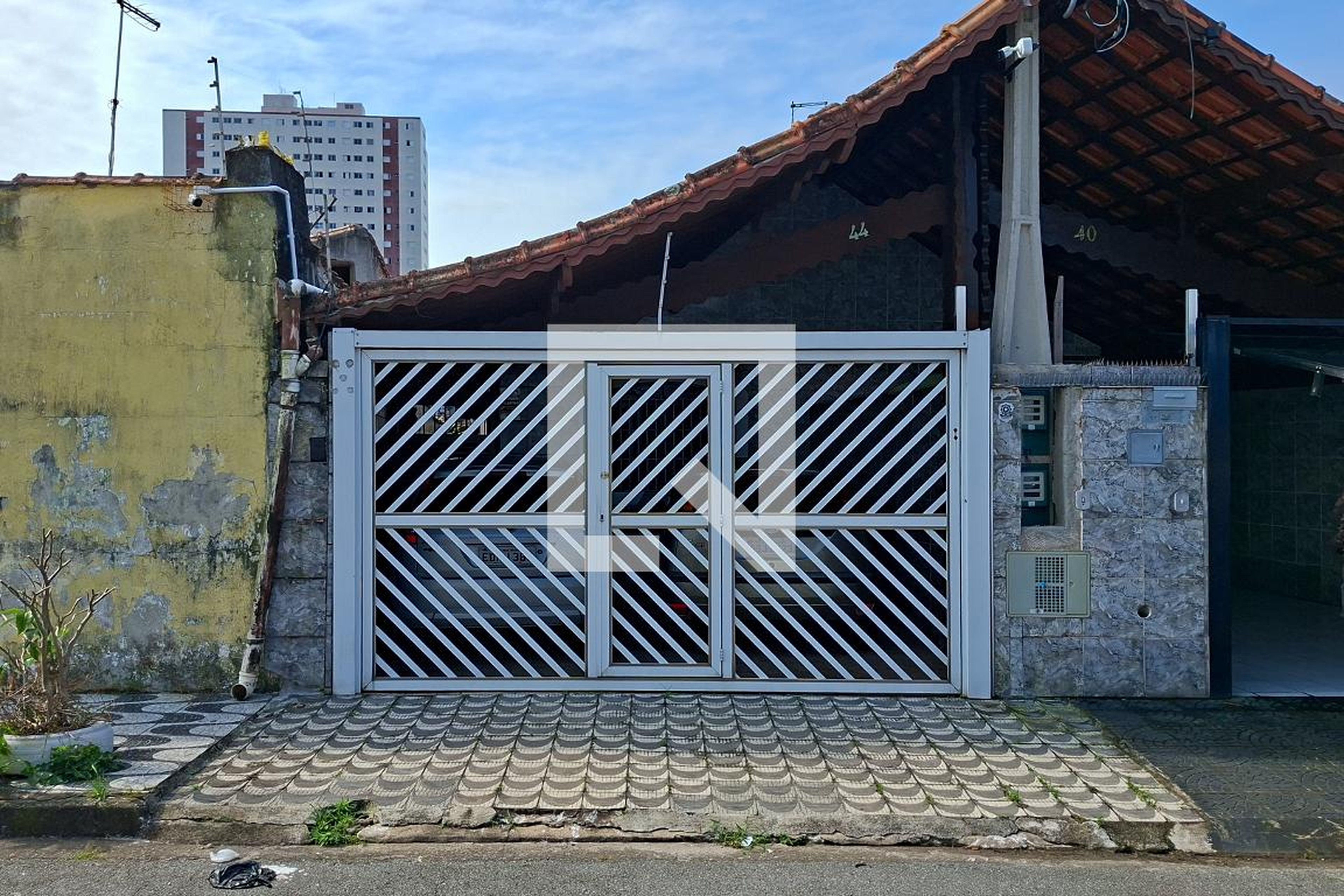 Fachada Condomínio em Rua Itaóca, 44