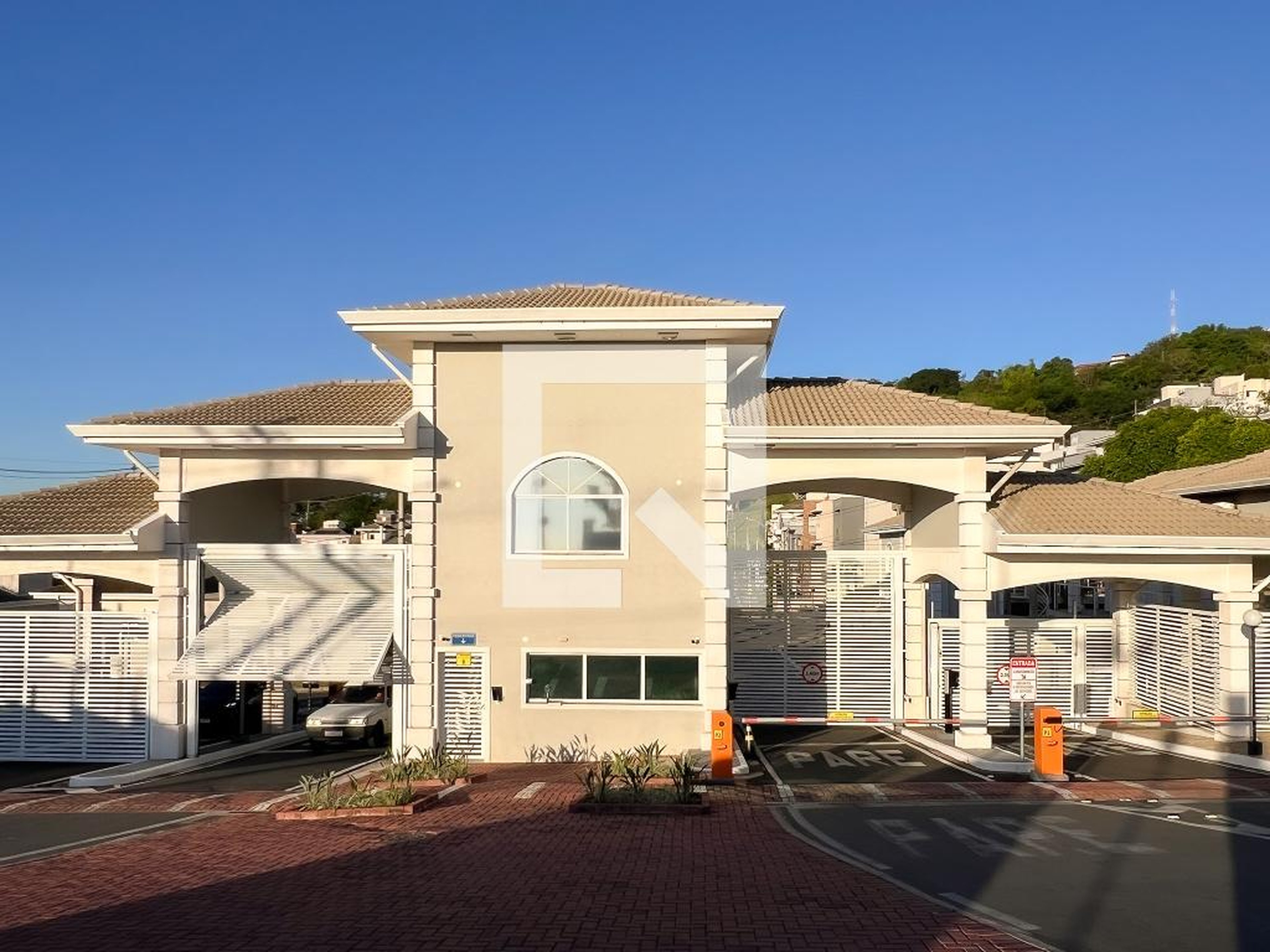 Fachada Condomínio em Estrada do Jequitibá, 153