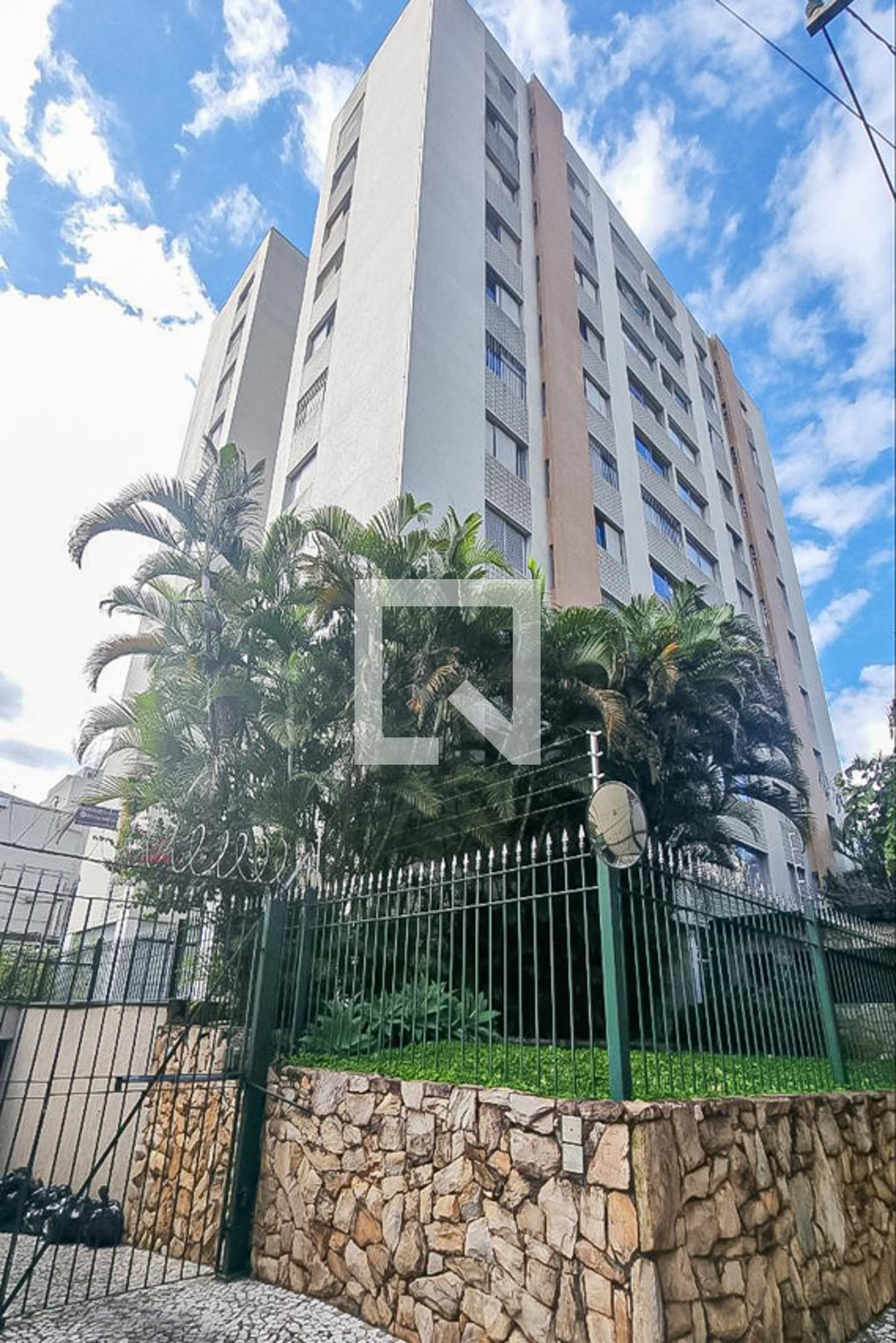 Fachada do Prédio Condomínio em Alameda dos Nhambiquaras, 1302