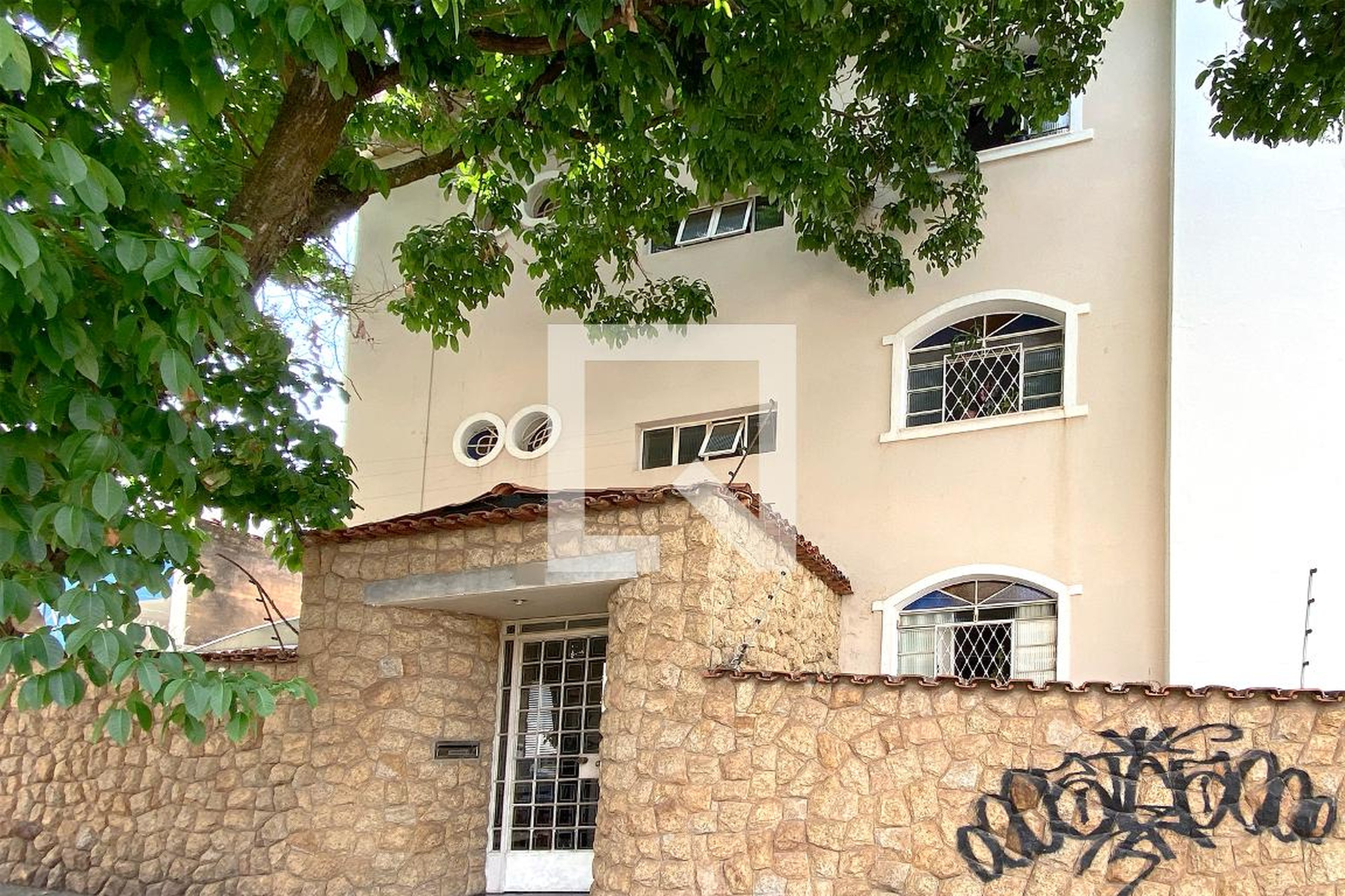 Fachada Condomínio em Rua Alvinópolis, 323