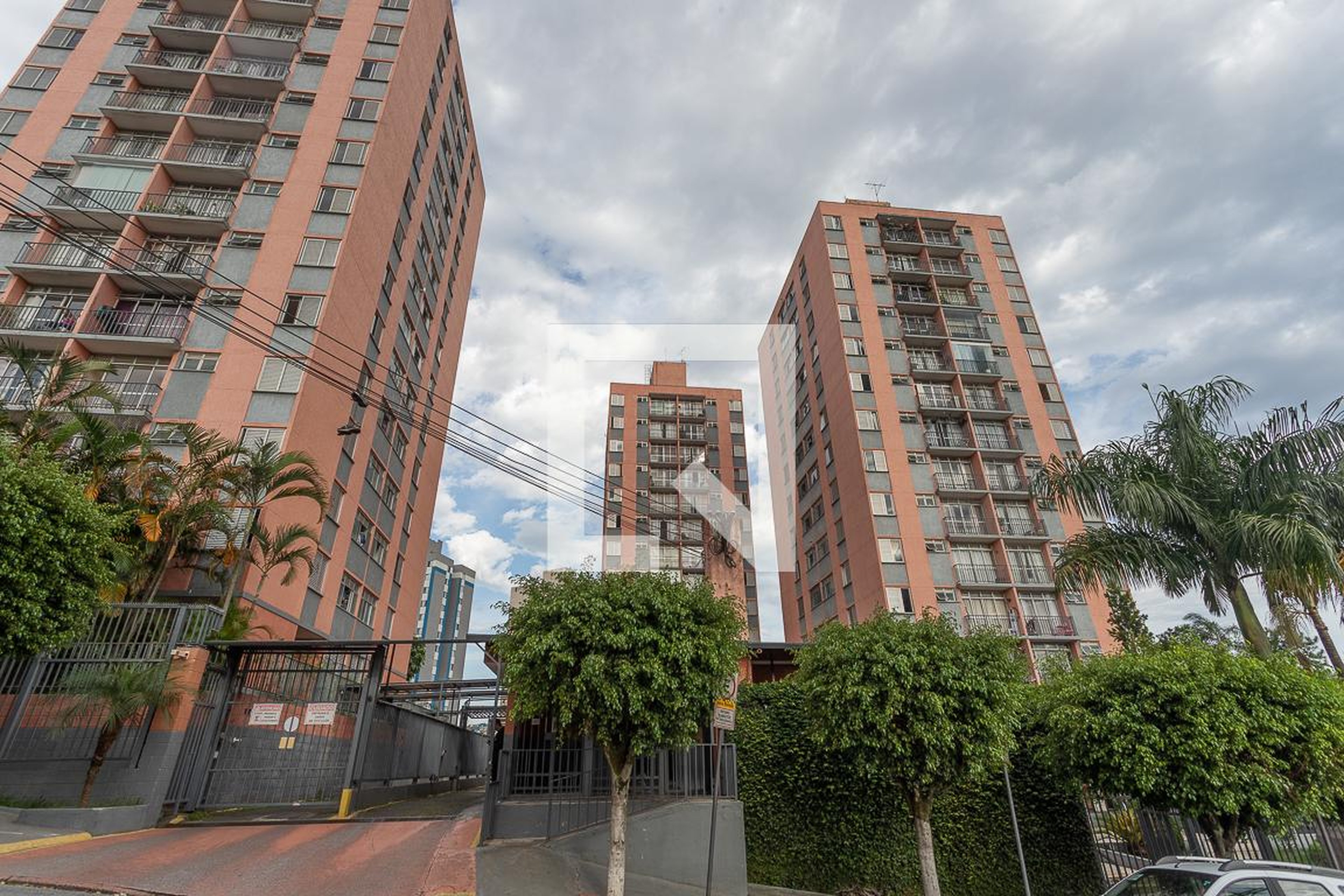 Fachada do condomínio Condomínio em Rua Armando Pinelli, 64