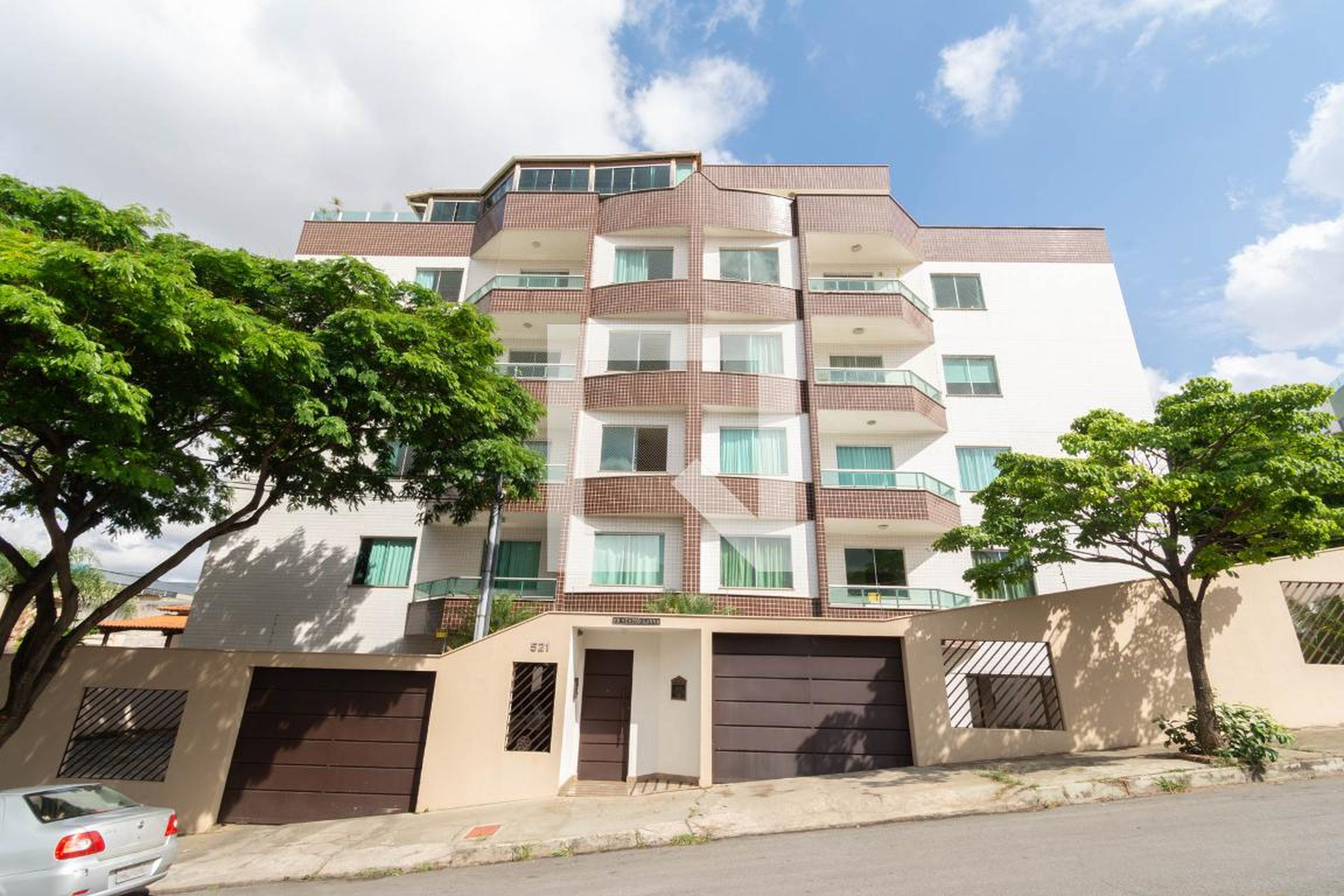 Fachada Condomínio em Rua Sebastião Moreira, 521