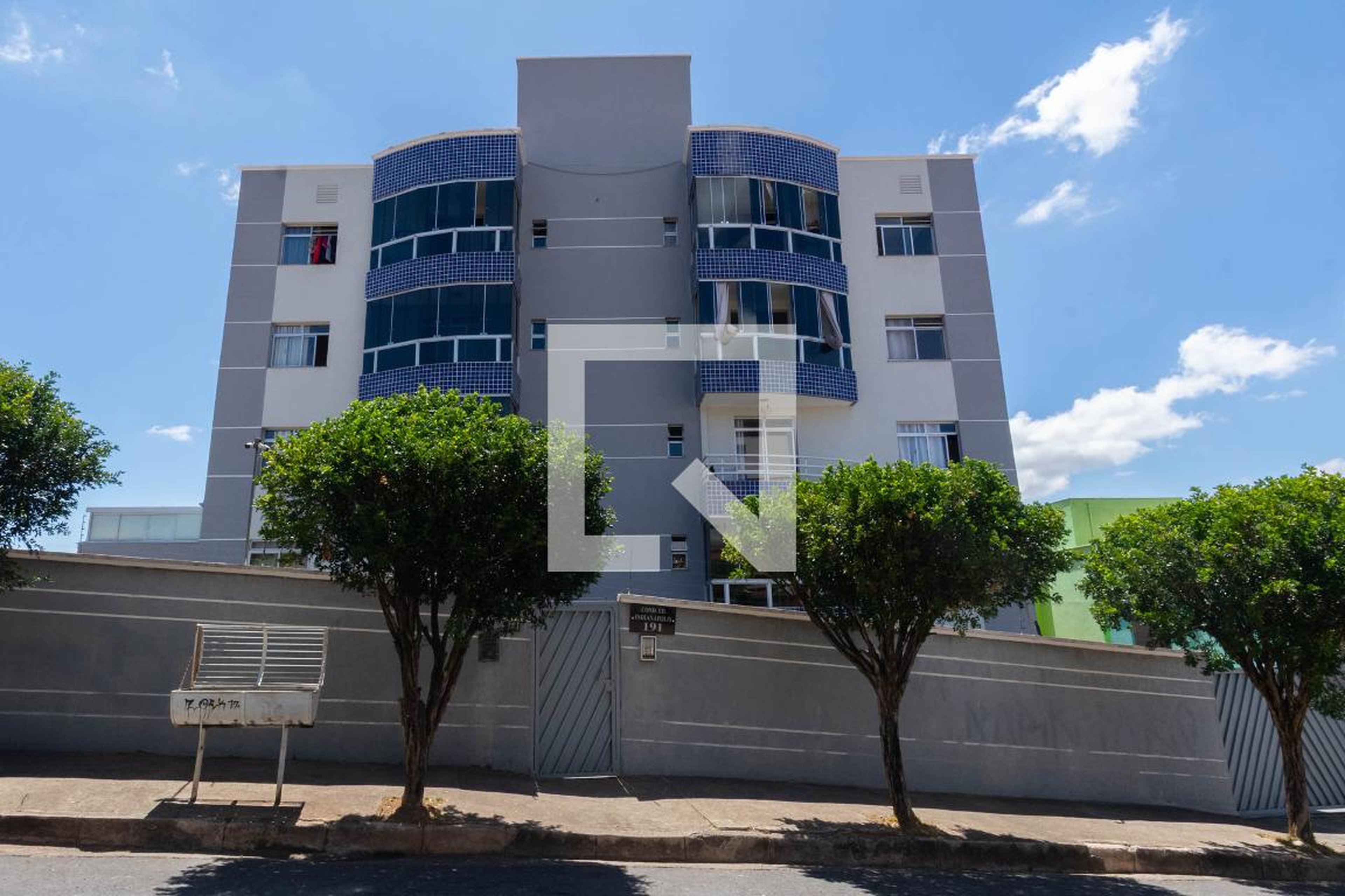 Fachada Condomínio em Rua Iracema Gomes Pereira, 191