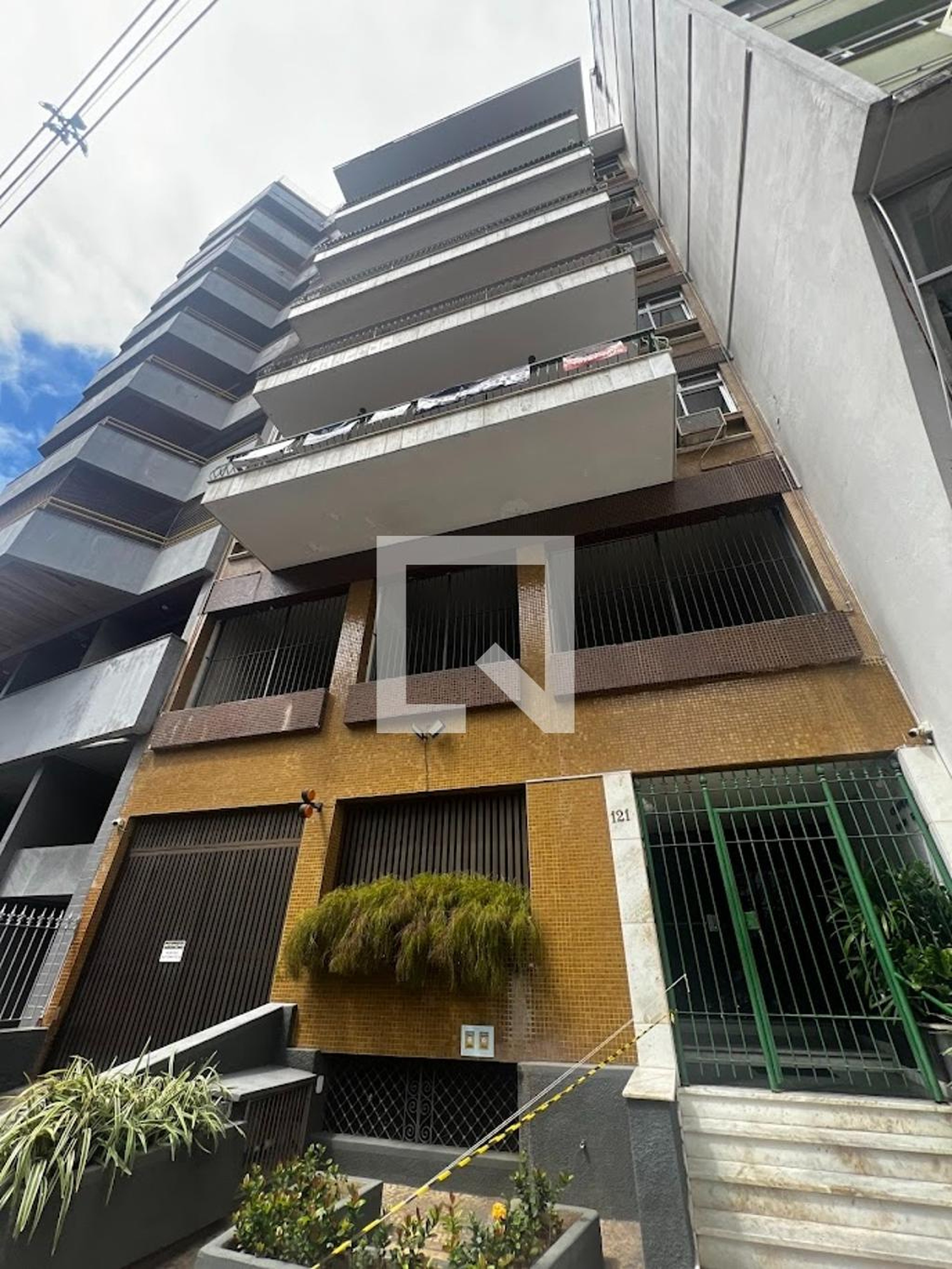 Fachada Condomínio em Rua Carlos Vasconcelos, 121