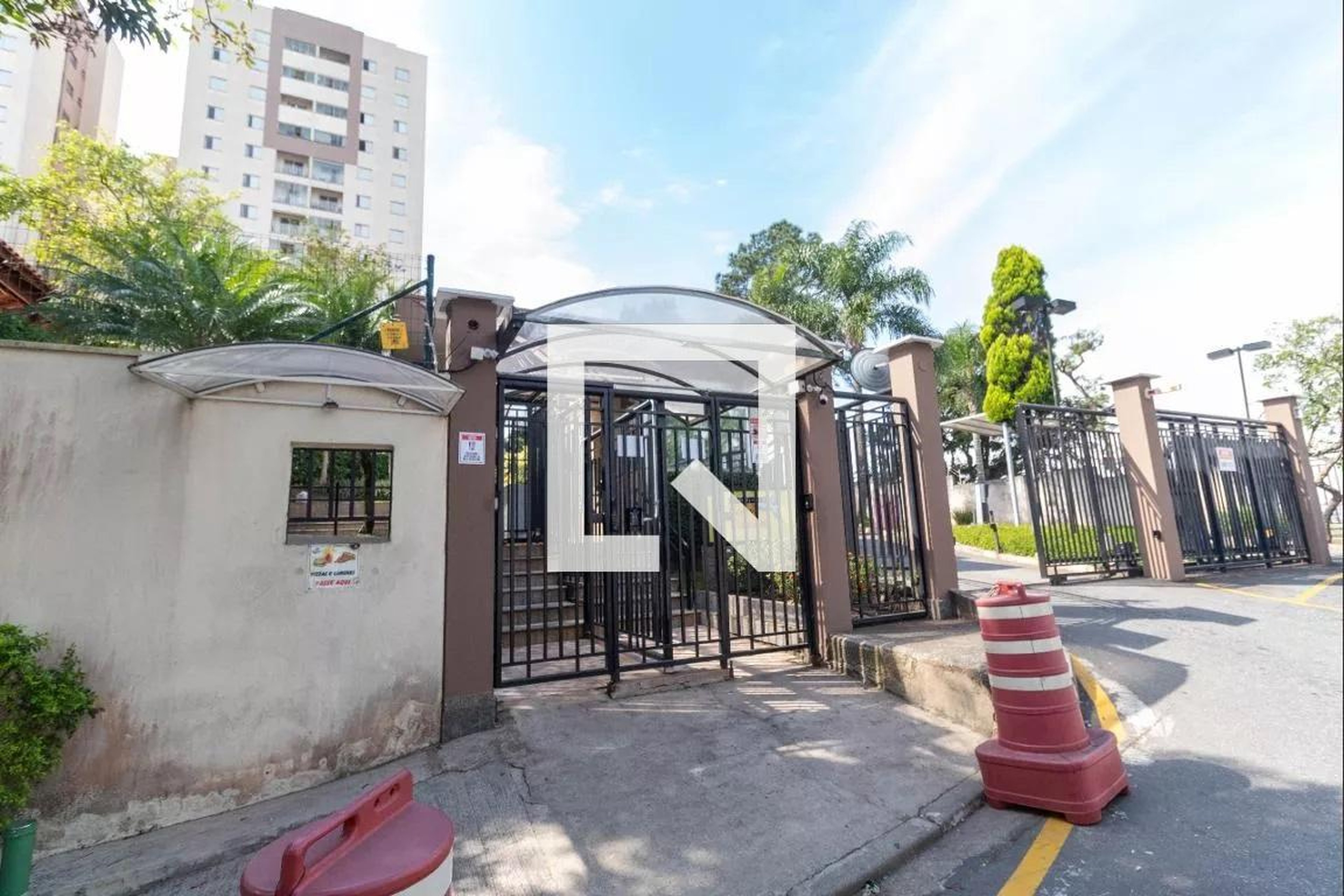 Fachada Condomínio em Rua Simone Martini, 284