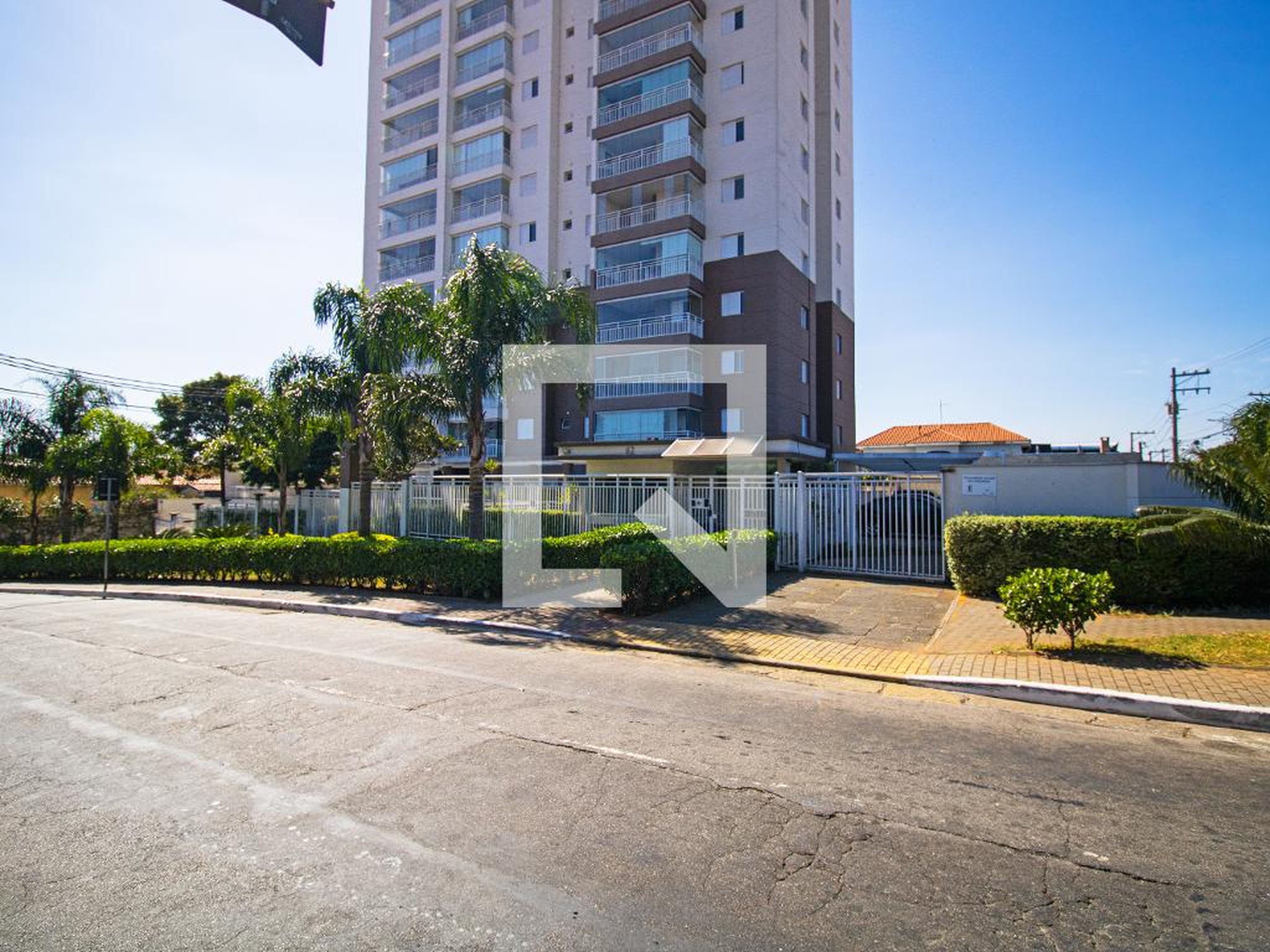 Fachada Condomínio em Rua Tapiraí, 100