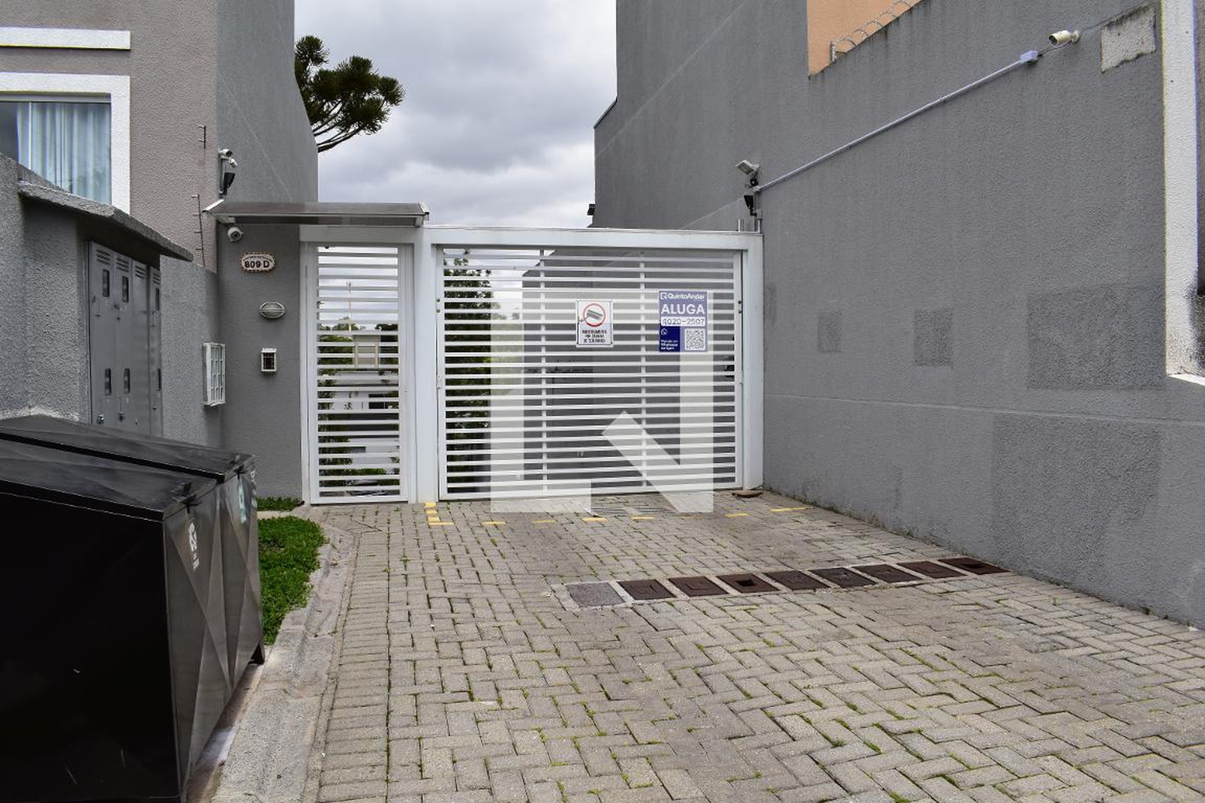 Fachada Condomínio em Rua Leonor Castellano, 809