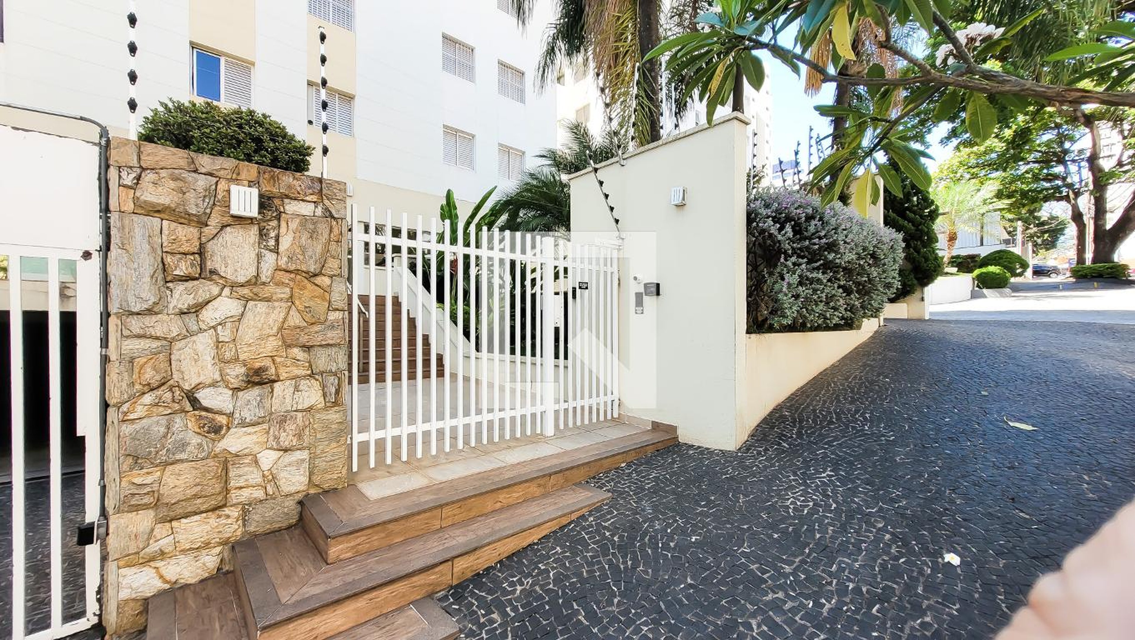 Fachada Condomínio em Rua Maria Monteiro, 1719