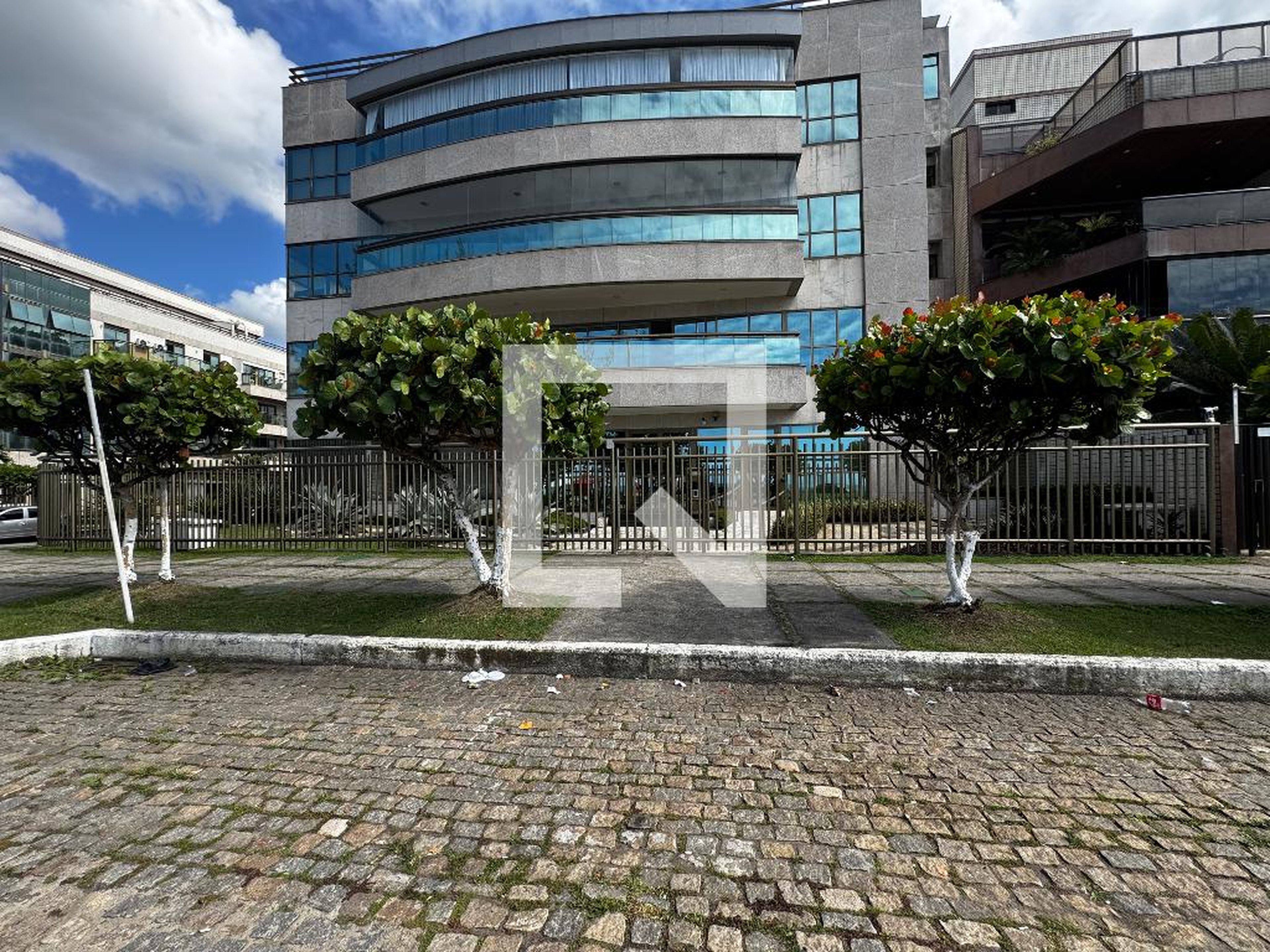 Fachada Condomínio em Avenida Lúcio Costa, 16250