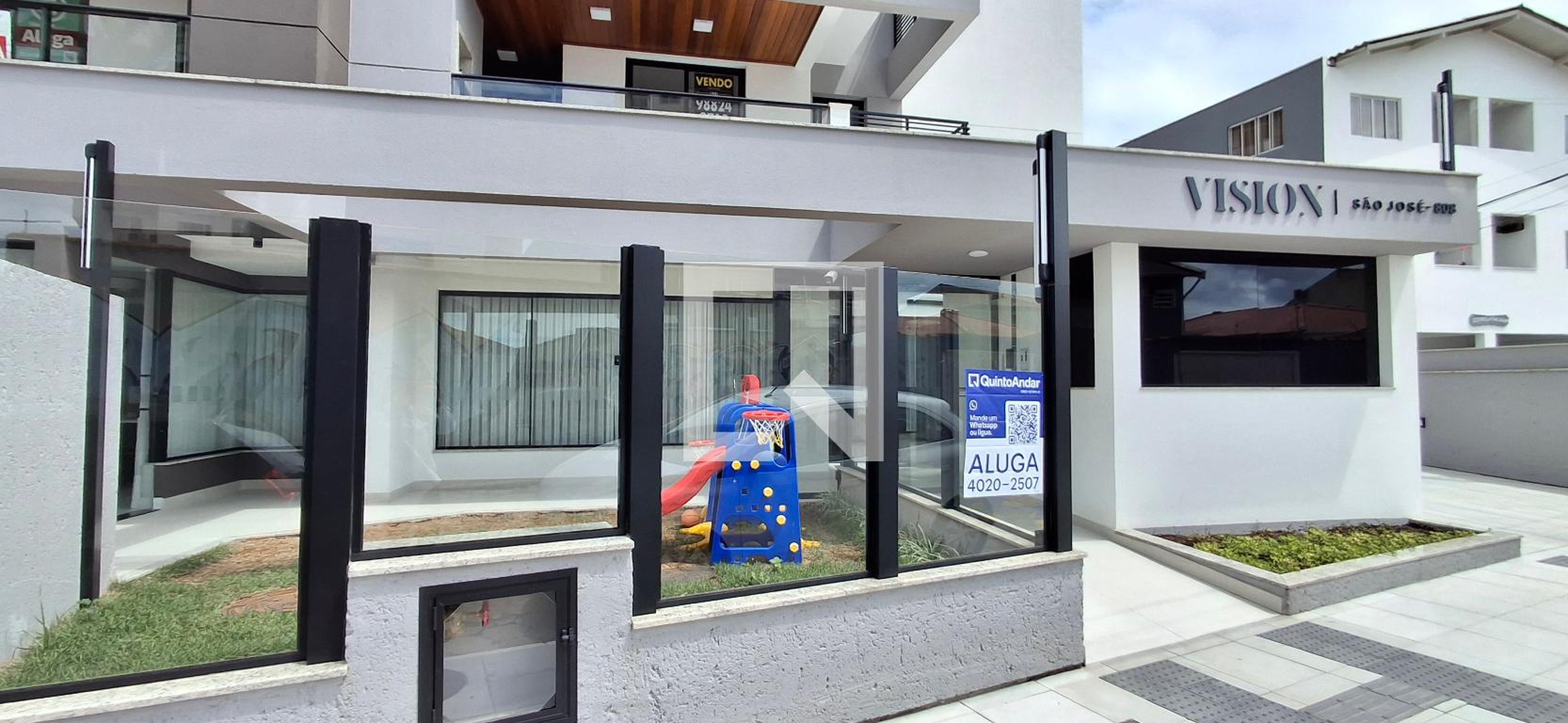 Fachada Condomínio em Rua Xangri Lá, 808