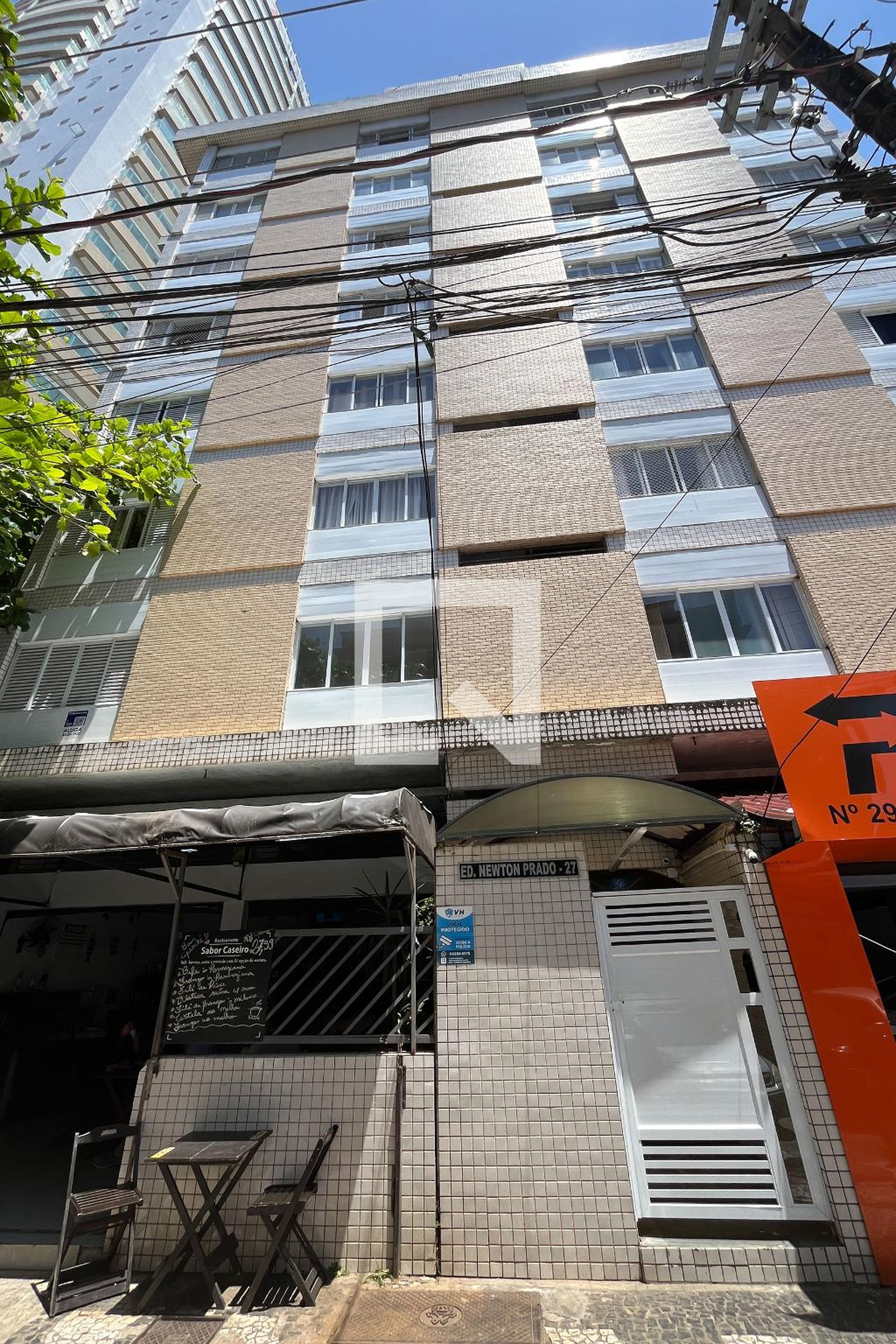 Fachada Condomínio em Rua Newton Prado, 27