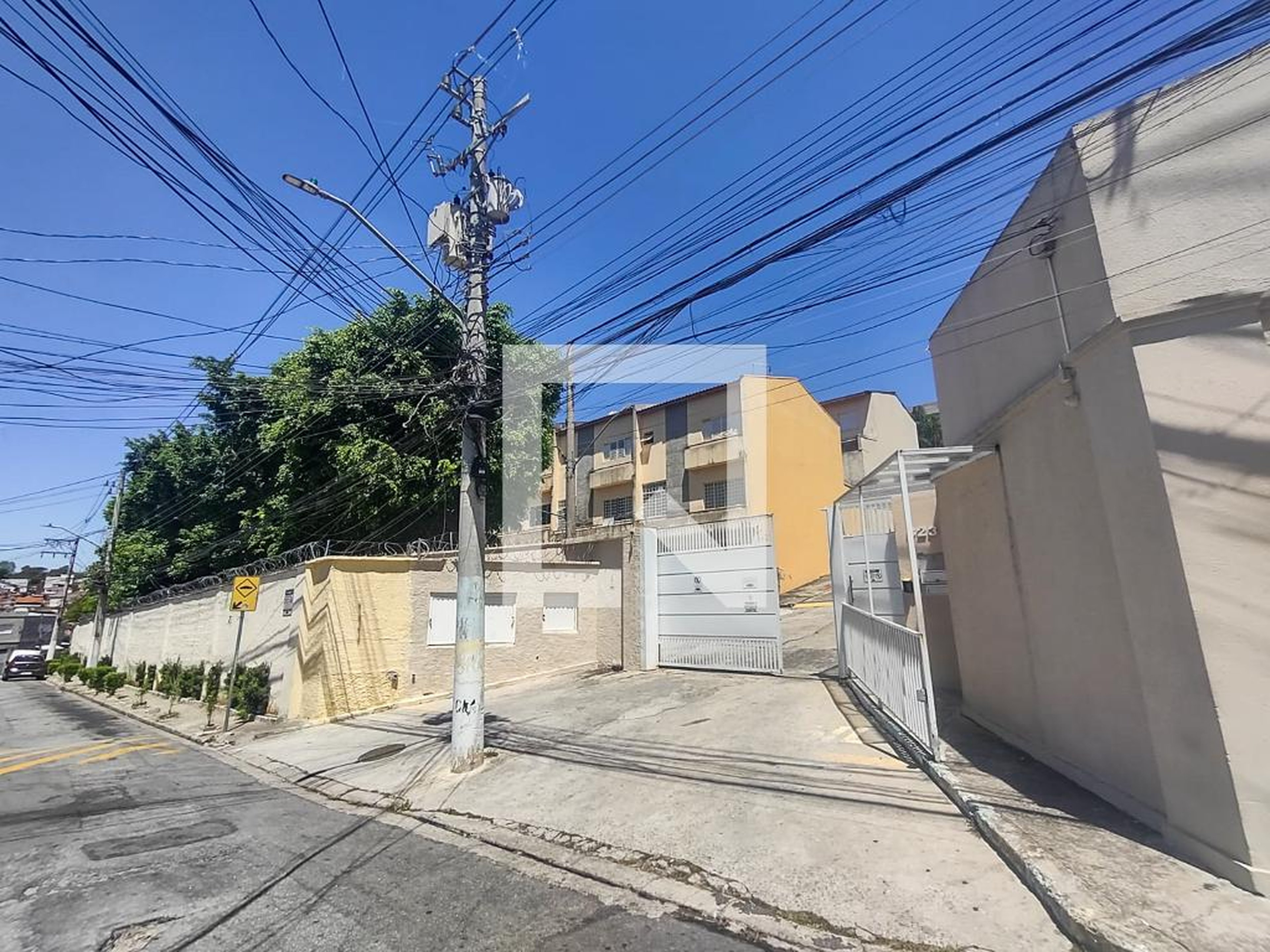 Fachada do Condomínio Condomínio Village Saint Louis