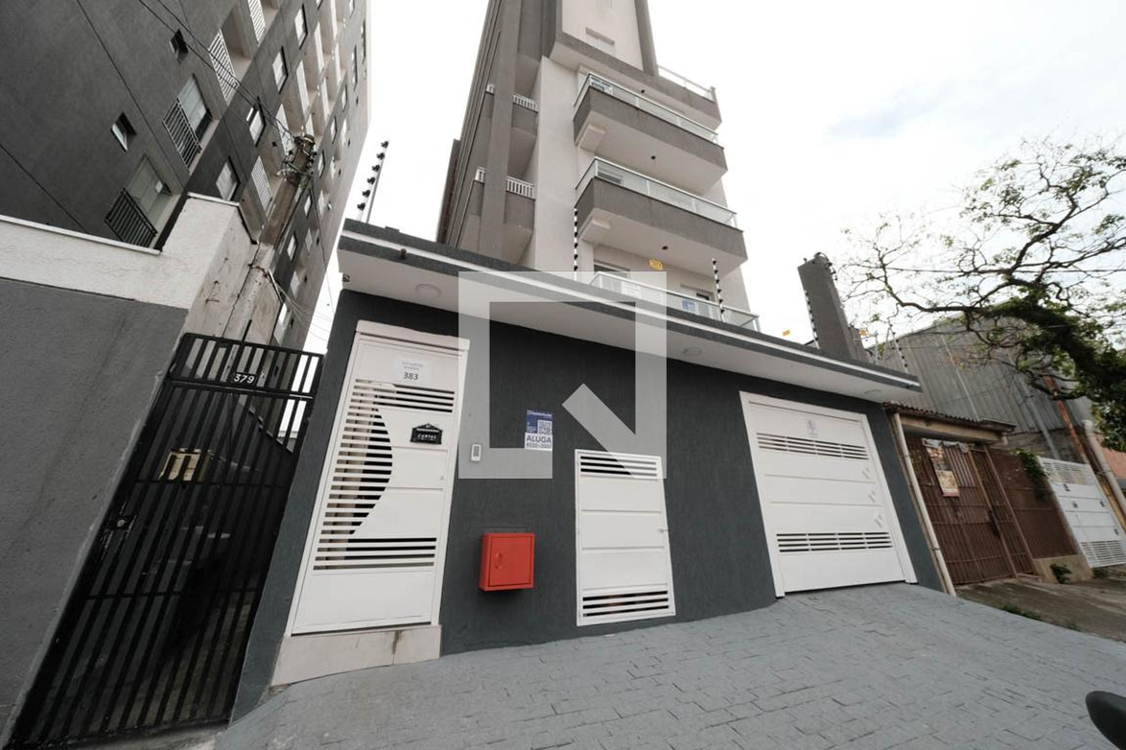 Fachada Condomínio em Rua Almeida Brandão, 383