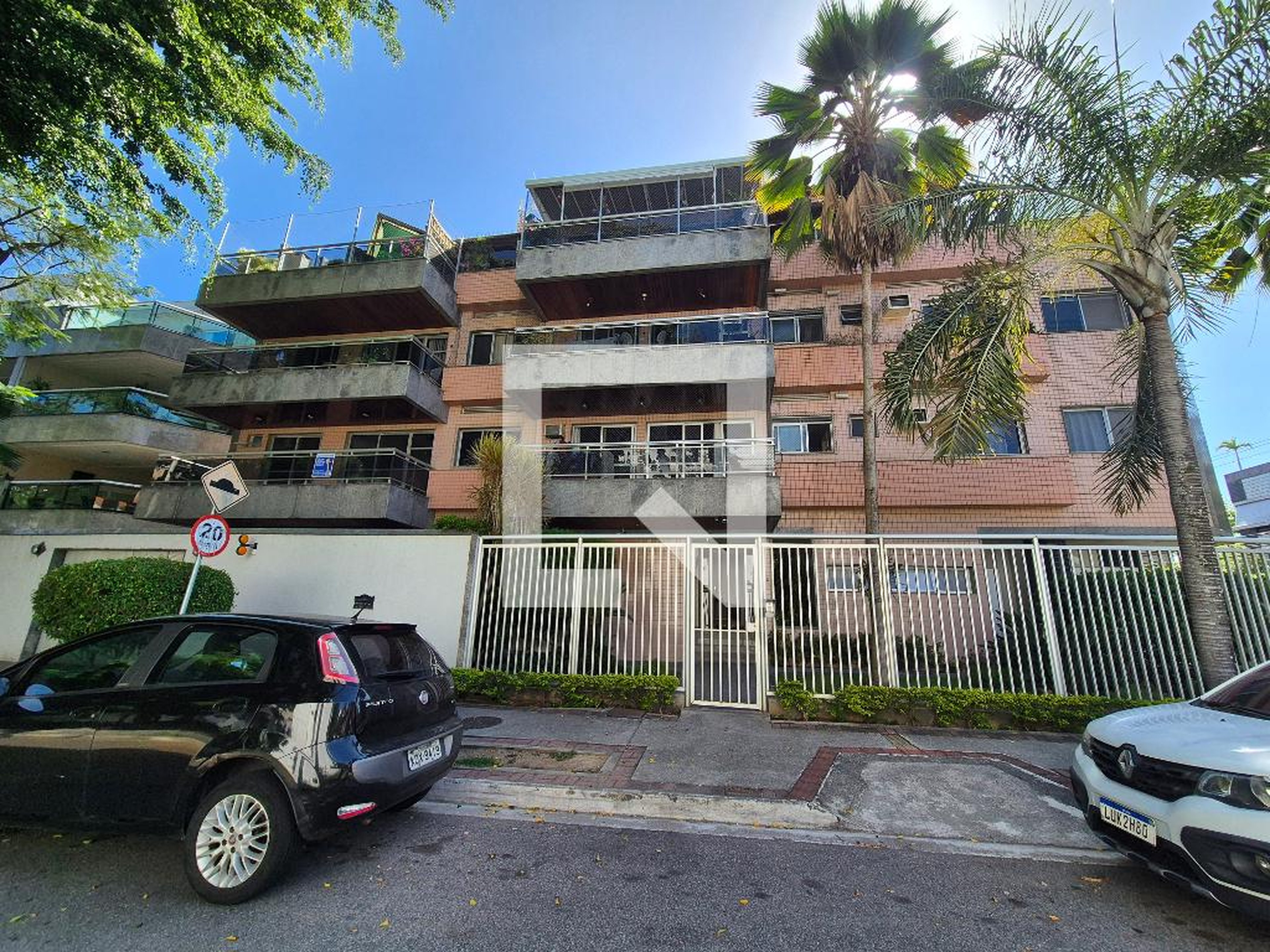 Fachada Condomínio em Rua Edwaldo de Vasconcellos, 20