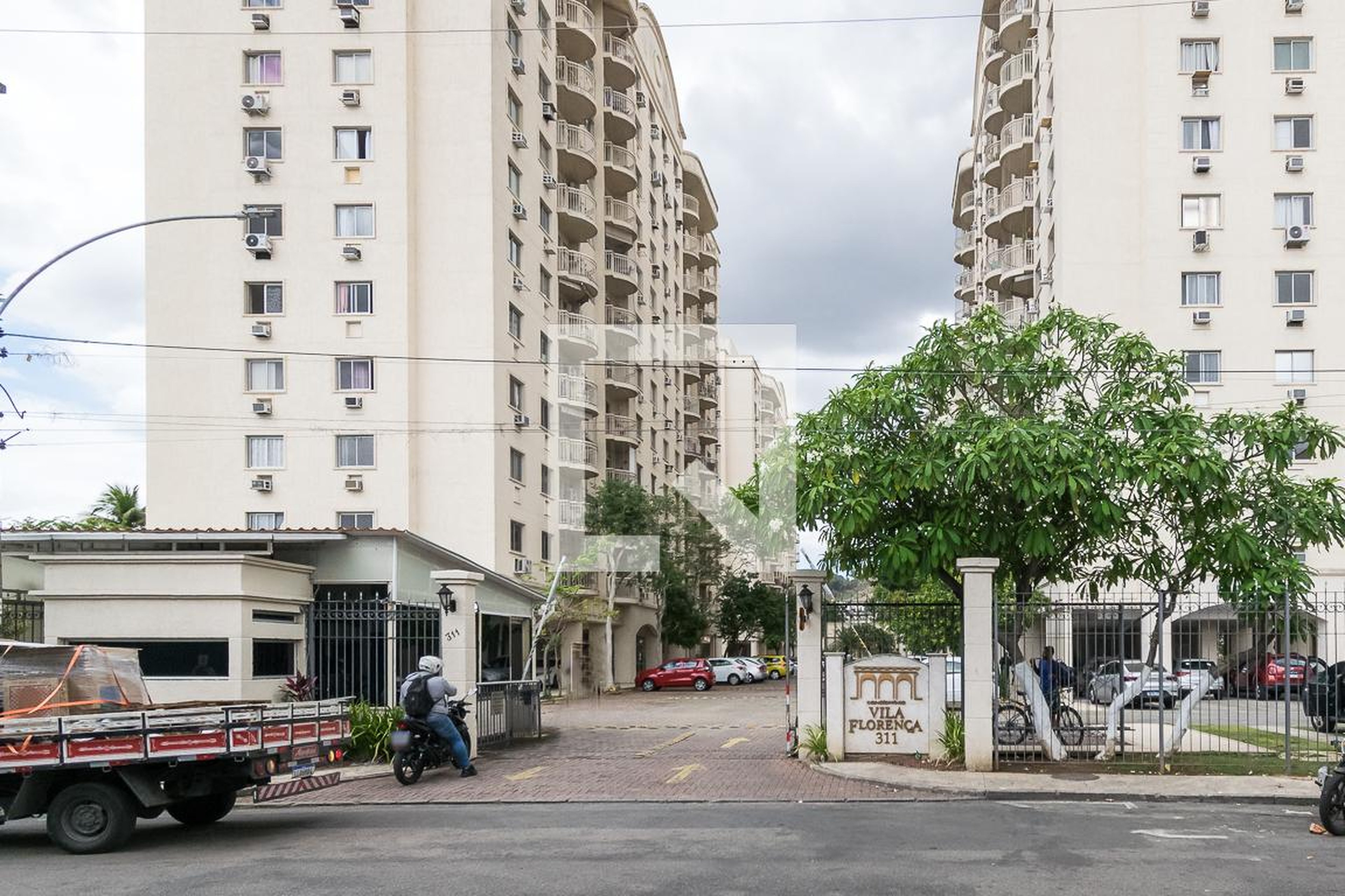 Fachada do Condomínio Condomínio Vila Florença