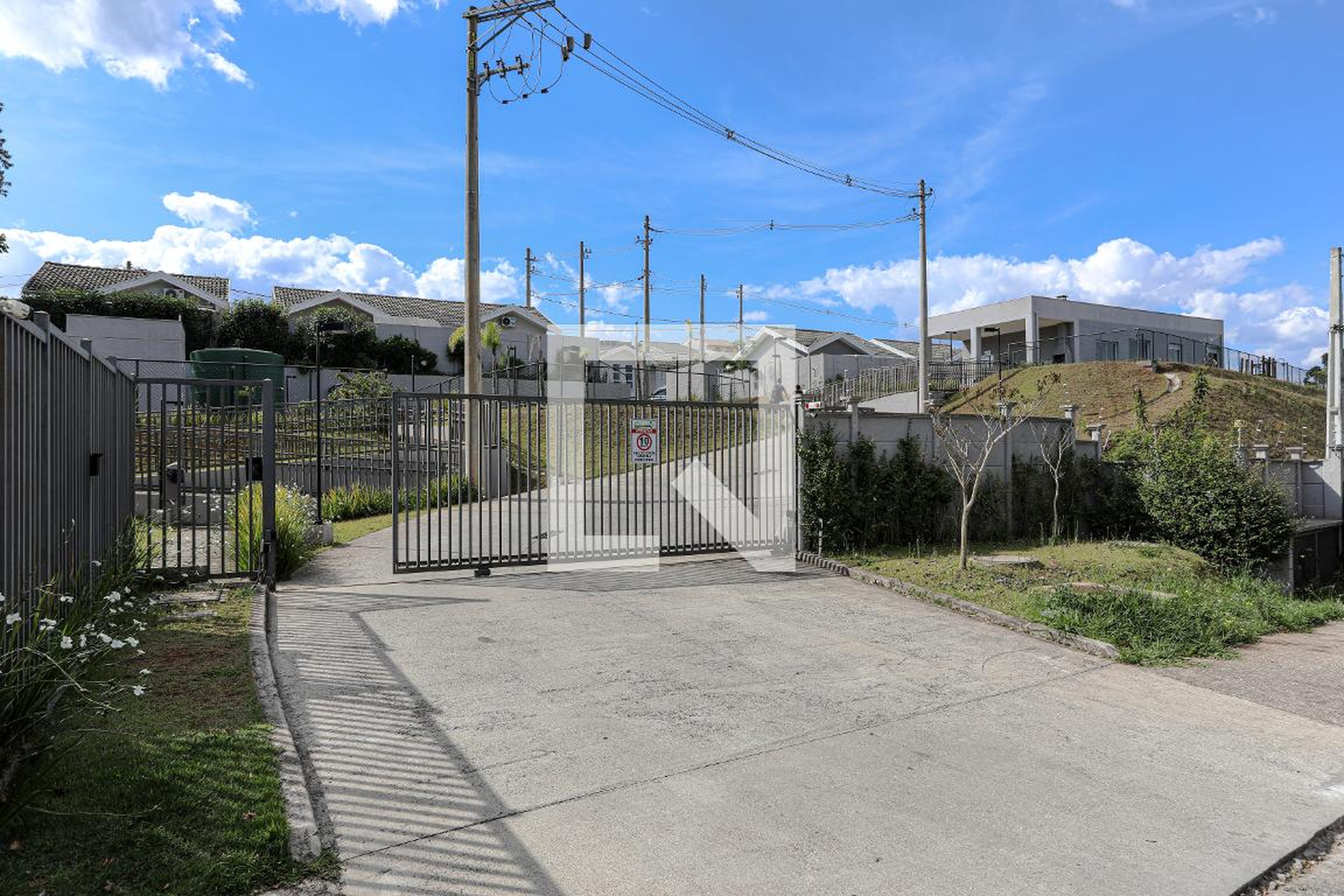 Fachada Condomínio em Estrada Rikio Suenaga, 404