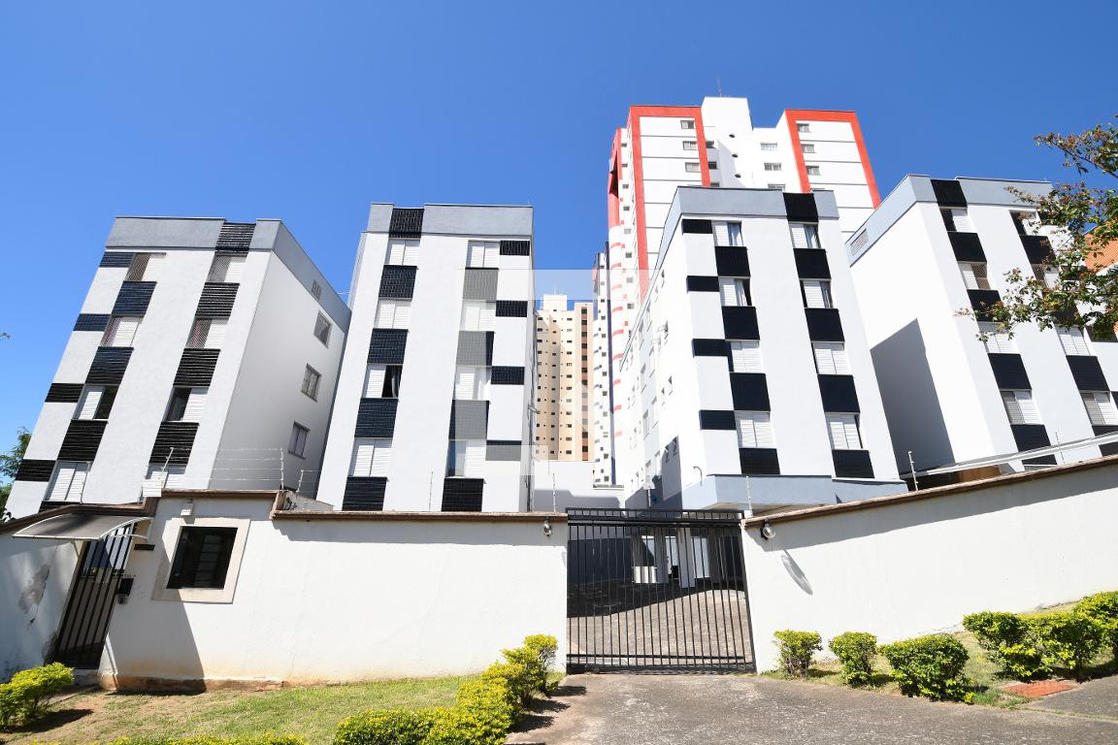 Fachada do Prédio Condomínio em Rua Vinte e Quatro de Maio, 371