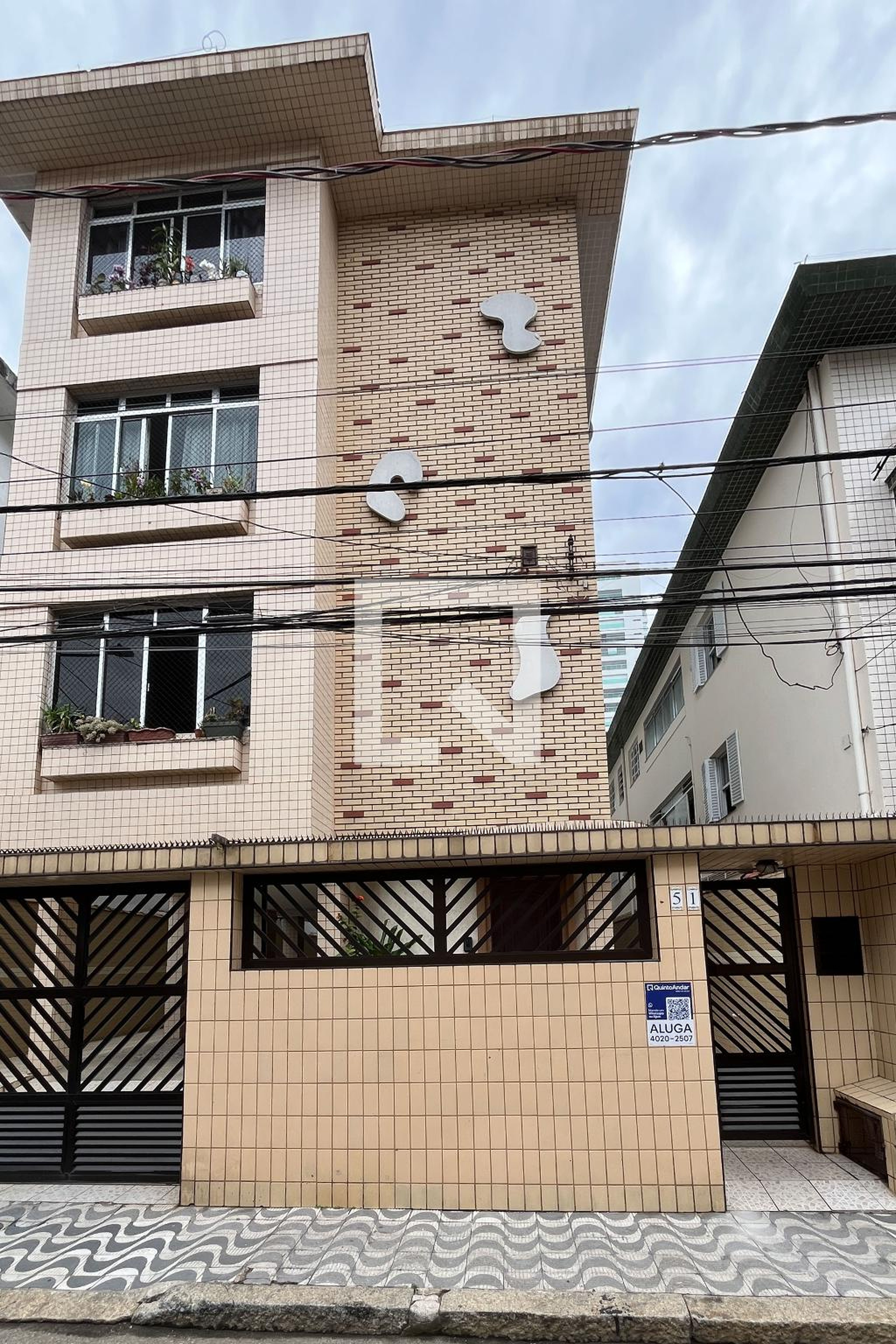 Fachada Condomínio em Rua Afonso Veridiano, 51