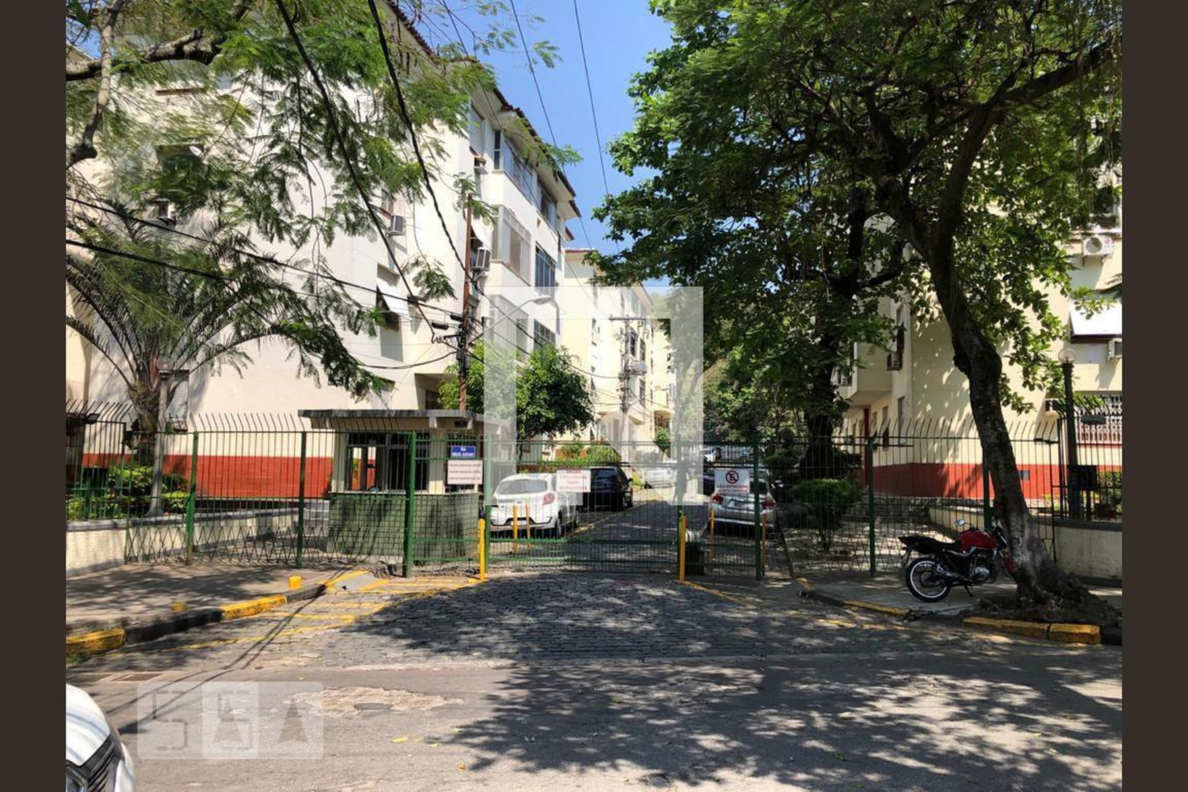 Fachada Condomínio em Rua Miguel Gustavo, 83