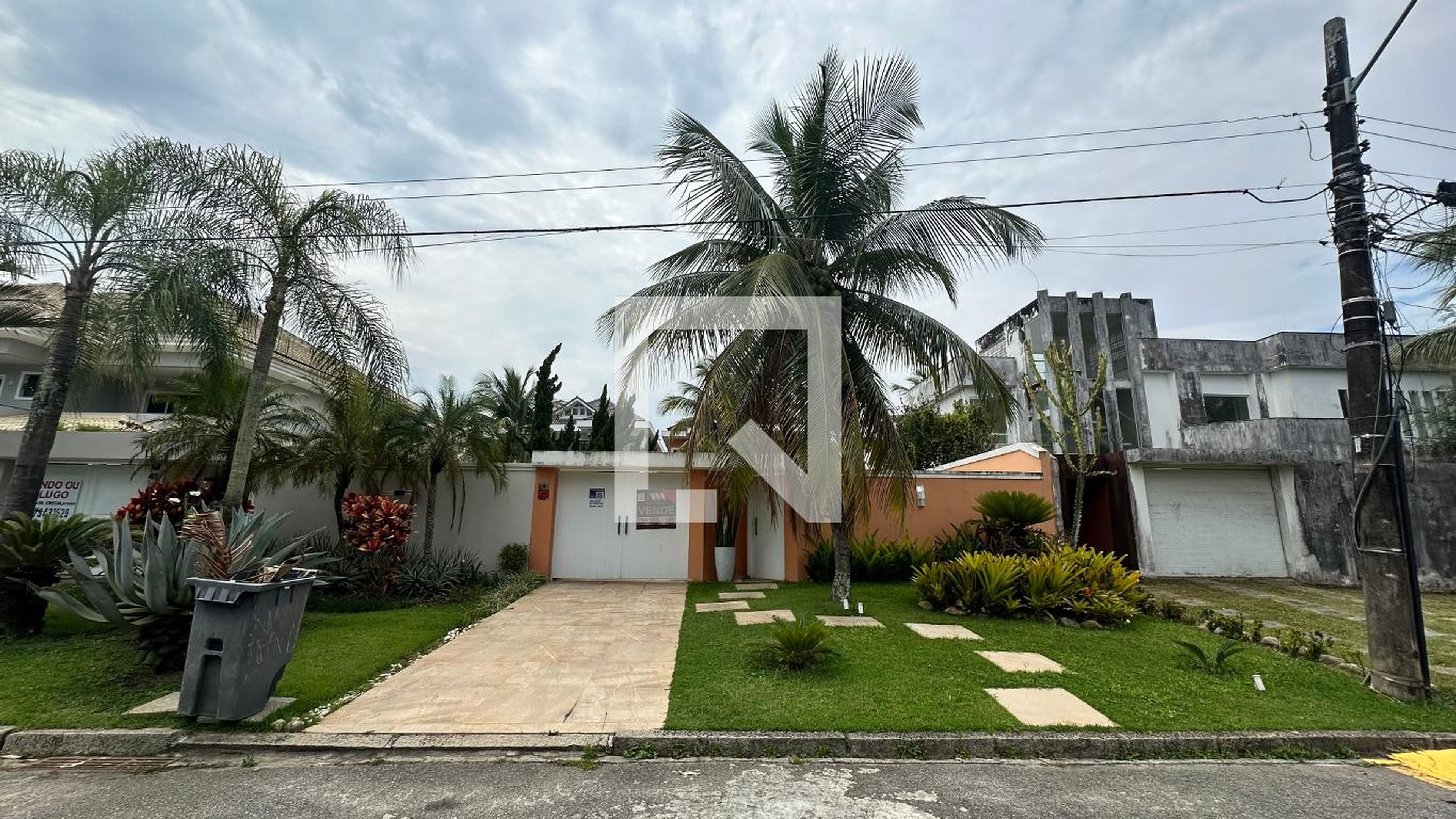 Fachada Condomínio em Rua Frutuoso Viana, 45