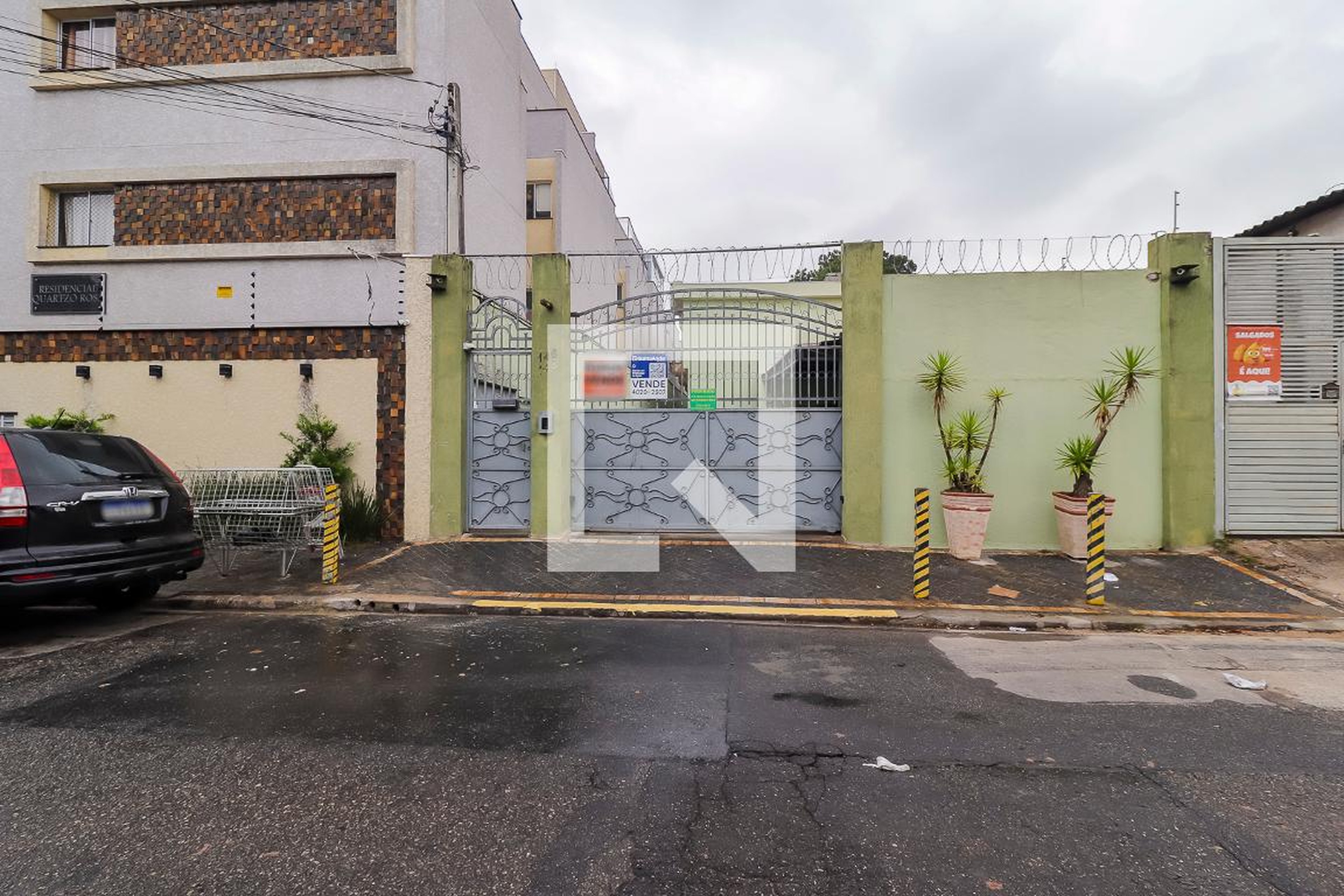 Fachada Condomínio em Rua Rosário Tudda, 148