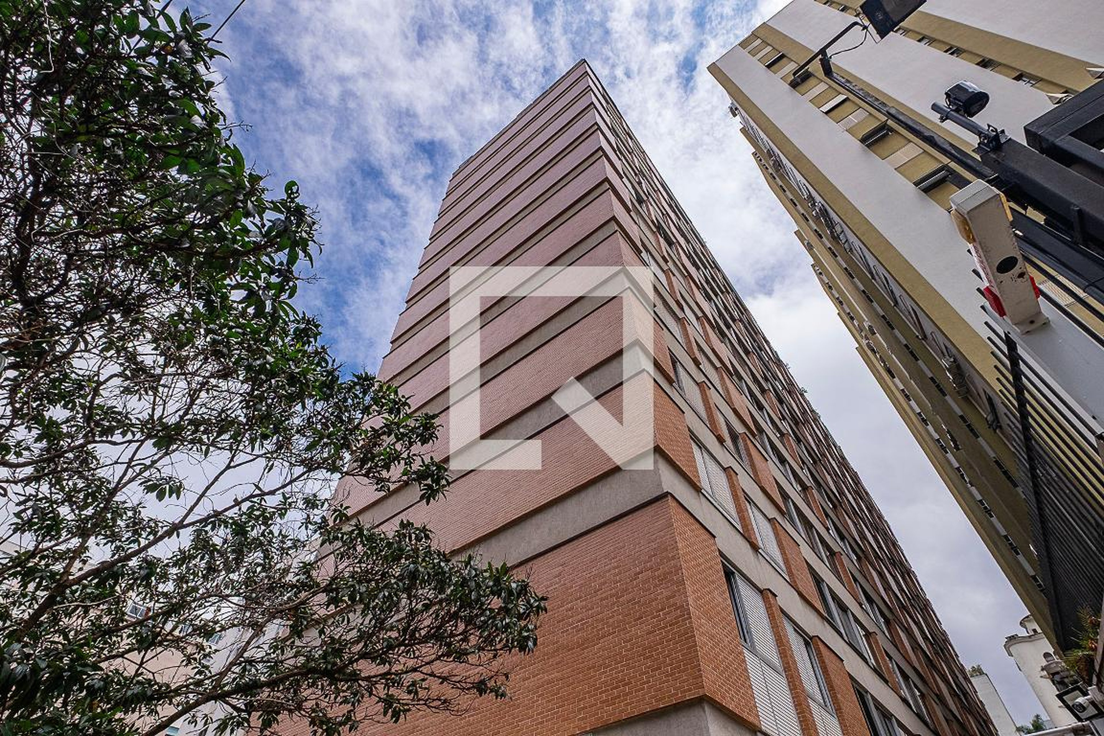 Fachada Condomínio em Rua Haddock Lobo, 998