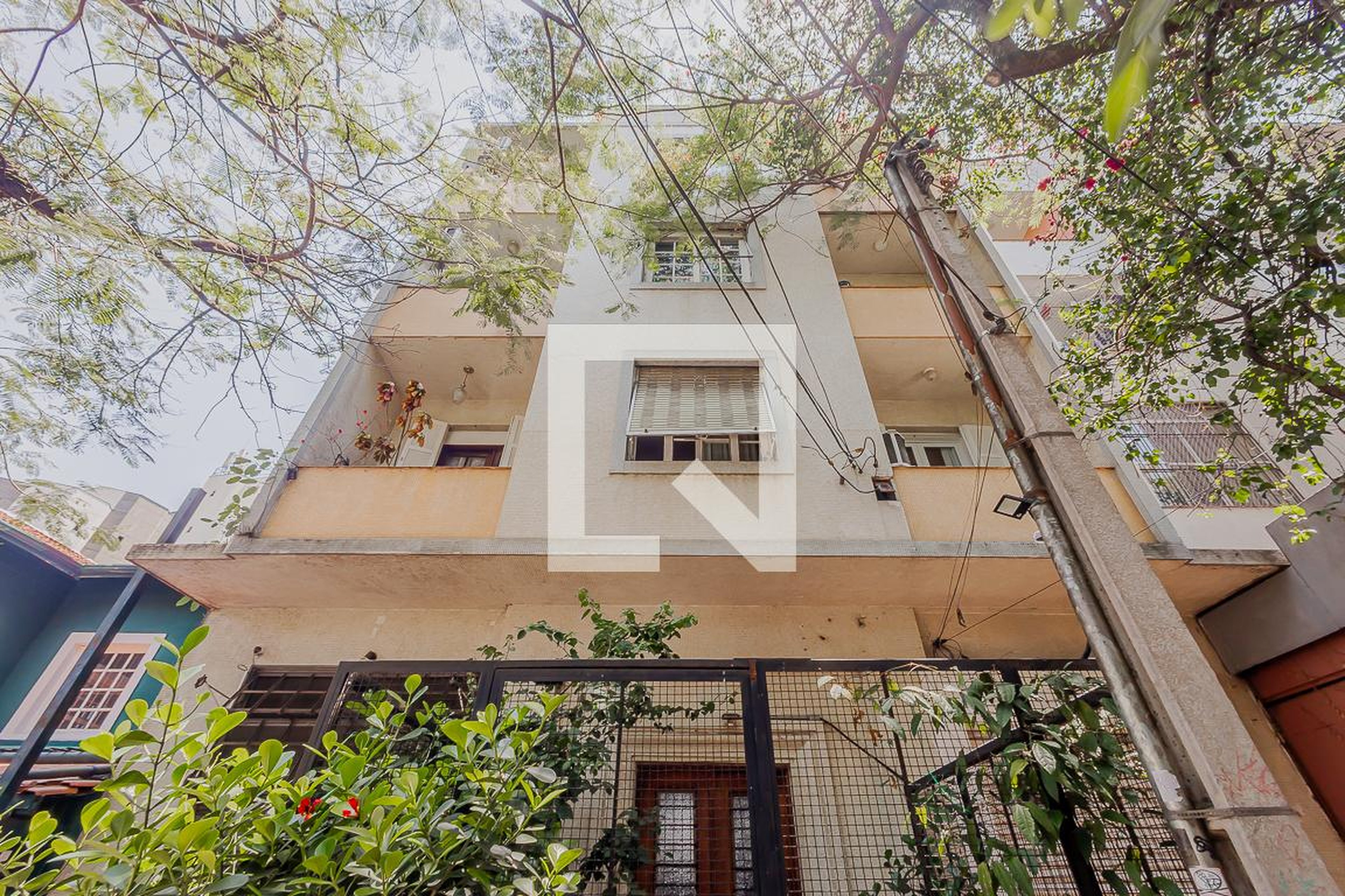 Fachada Condomínio em Rua Mourato Coelho, 1273