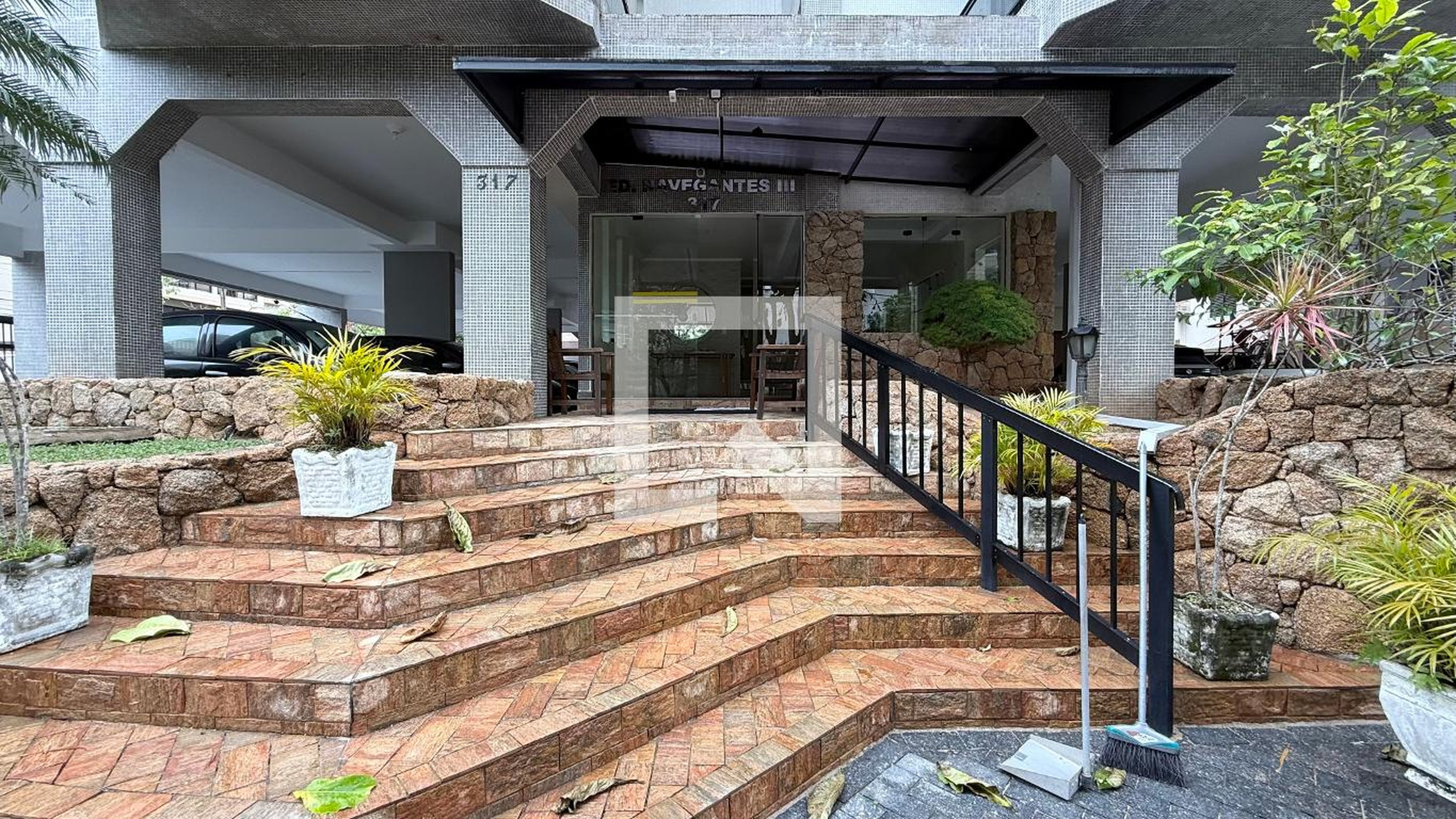 Fachada Condomínio em Rua Jorge Chaddad, 317