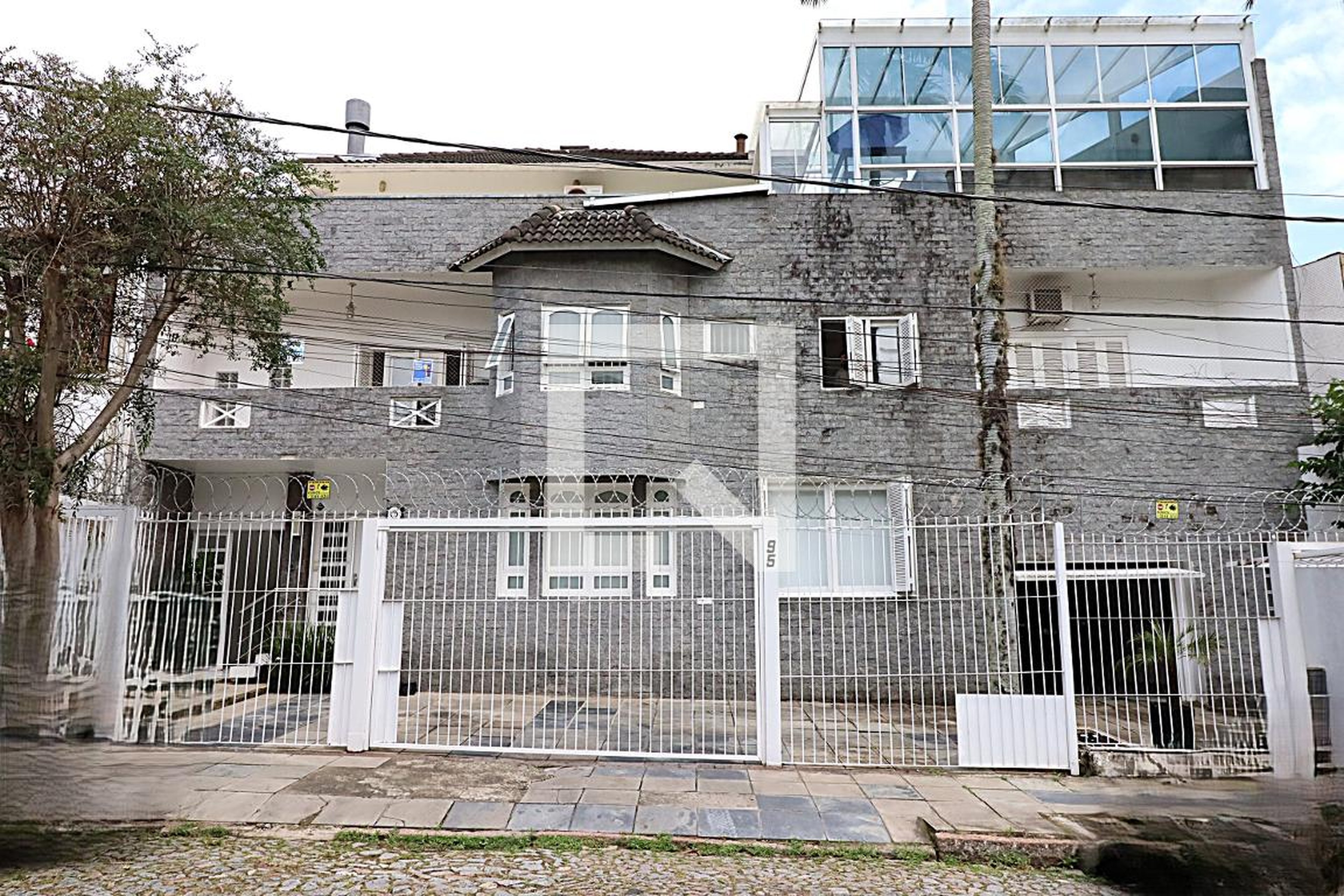 Fachada Condomínio em Rua Zamenhoff, 95