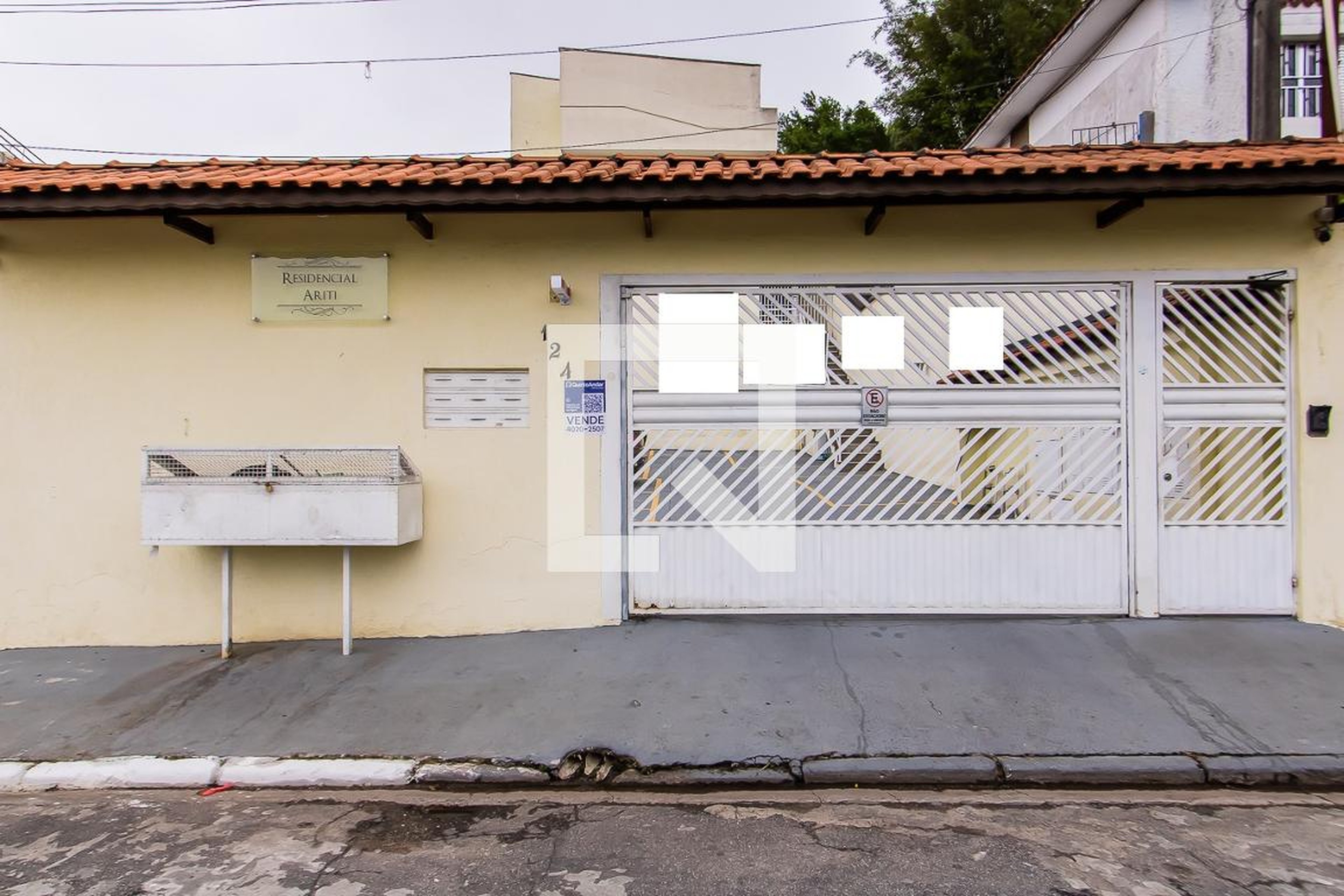 Fachada Condomínio em Rua Ariti, 124