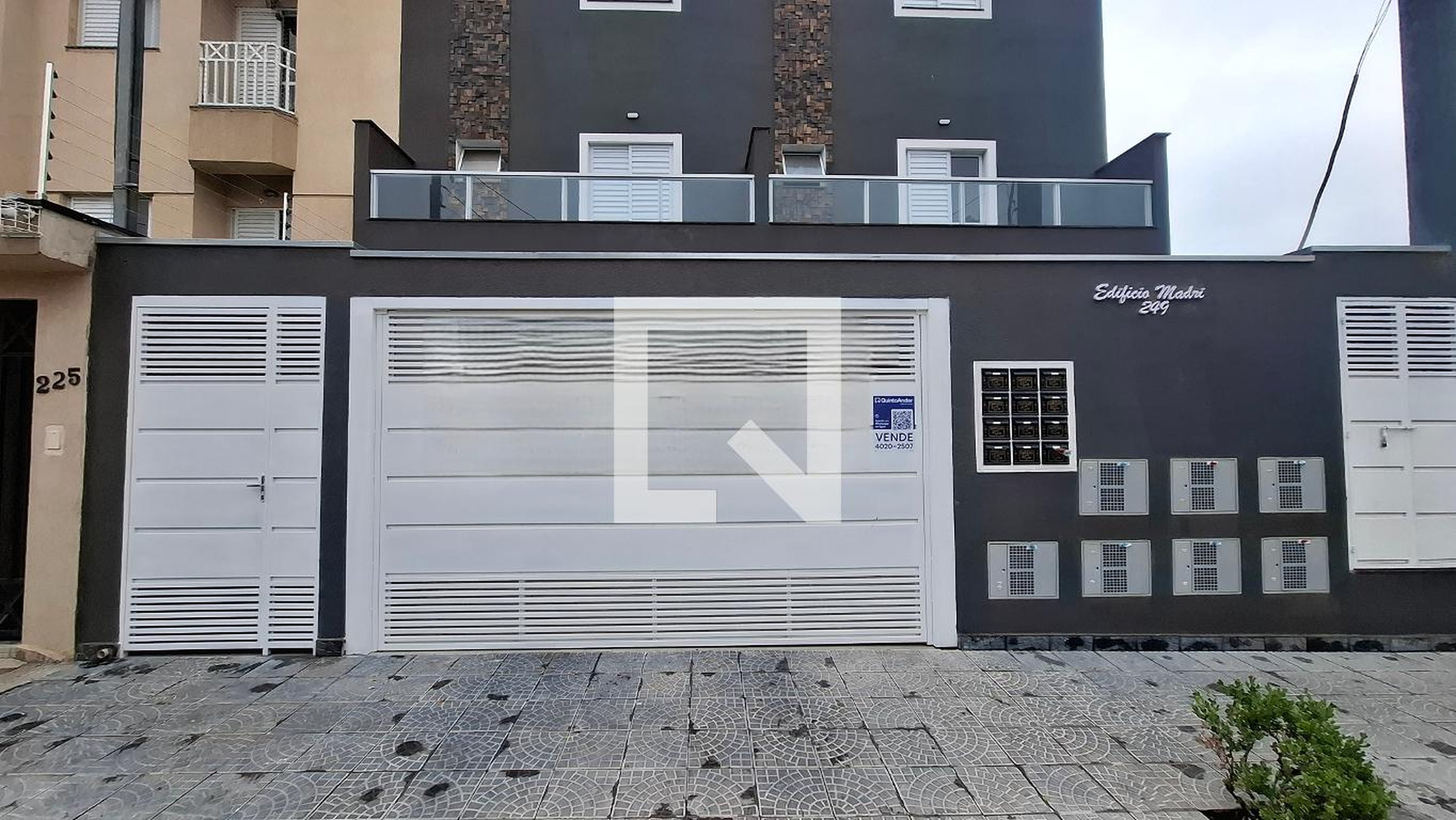 Fachada Condomínio em Rua Madri, 249