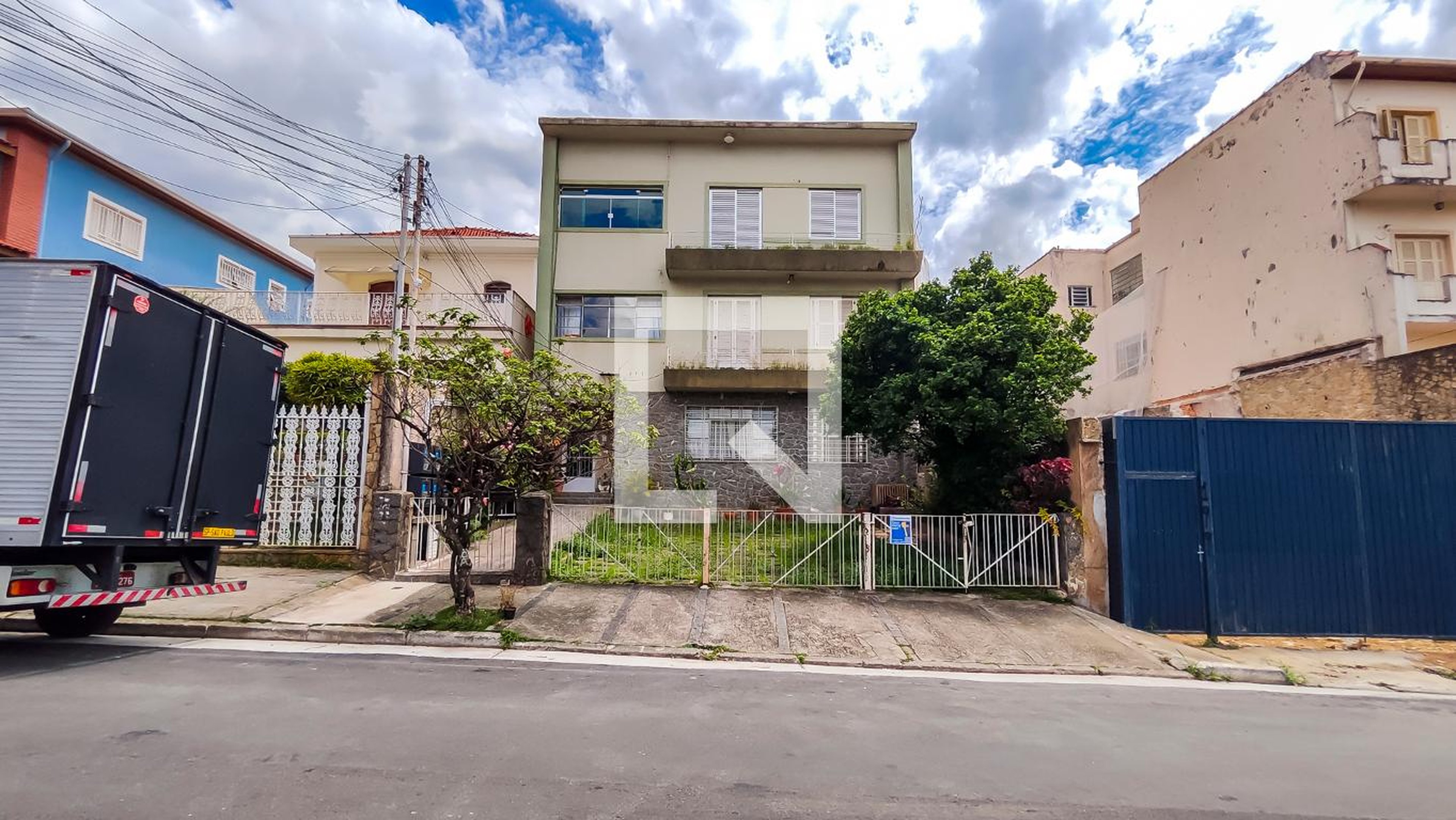 Fachada do Prédio Condomínio em Rua Guajurus, 183