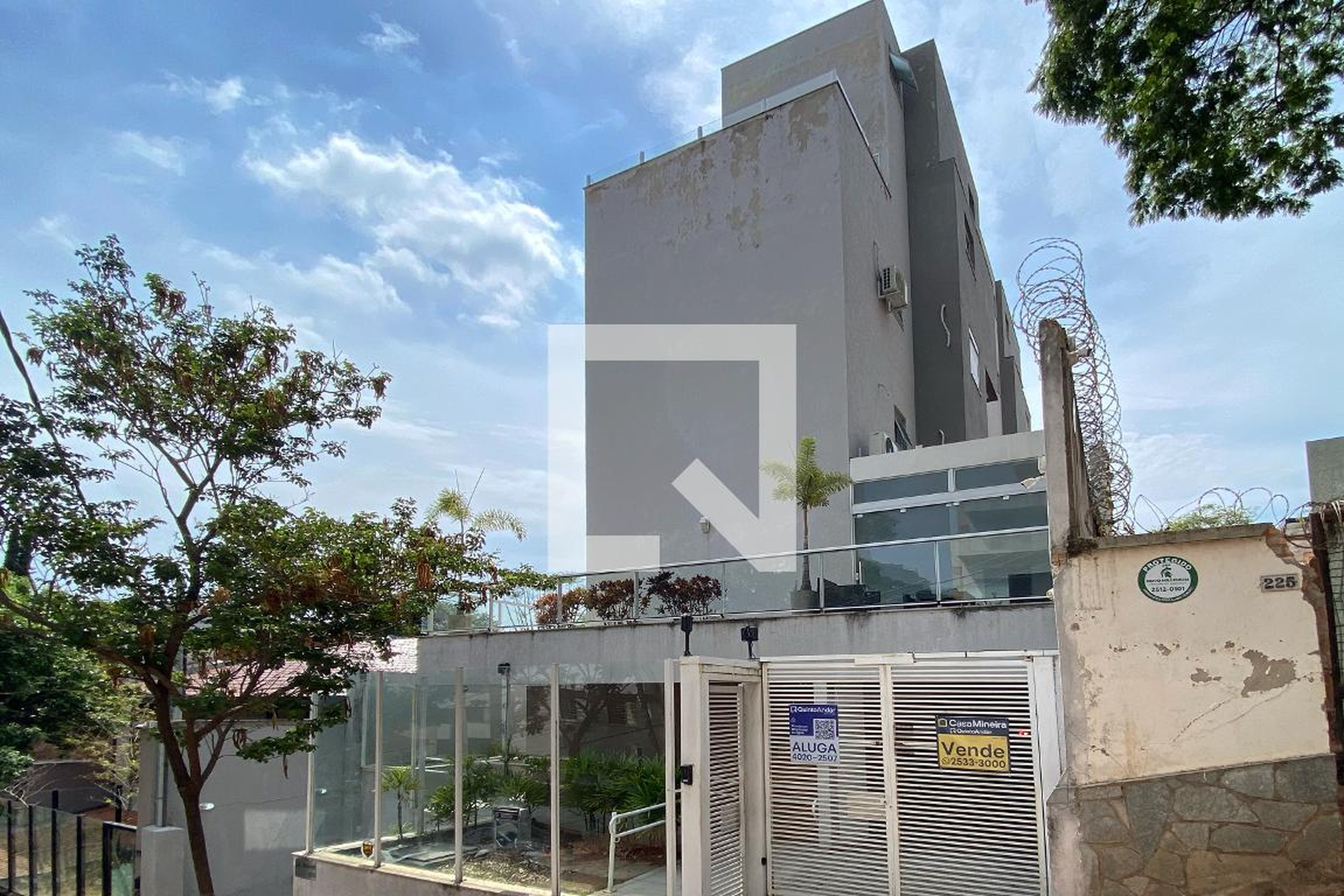 Fachada Condomínio em Rua Miranda Ribeiro, 211