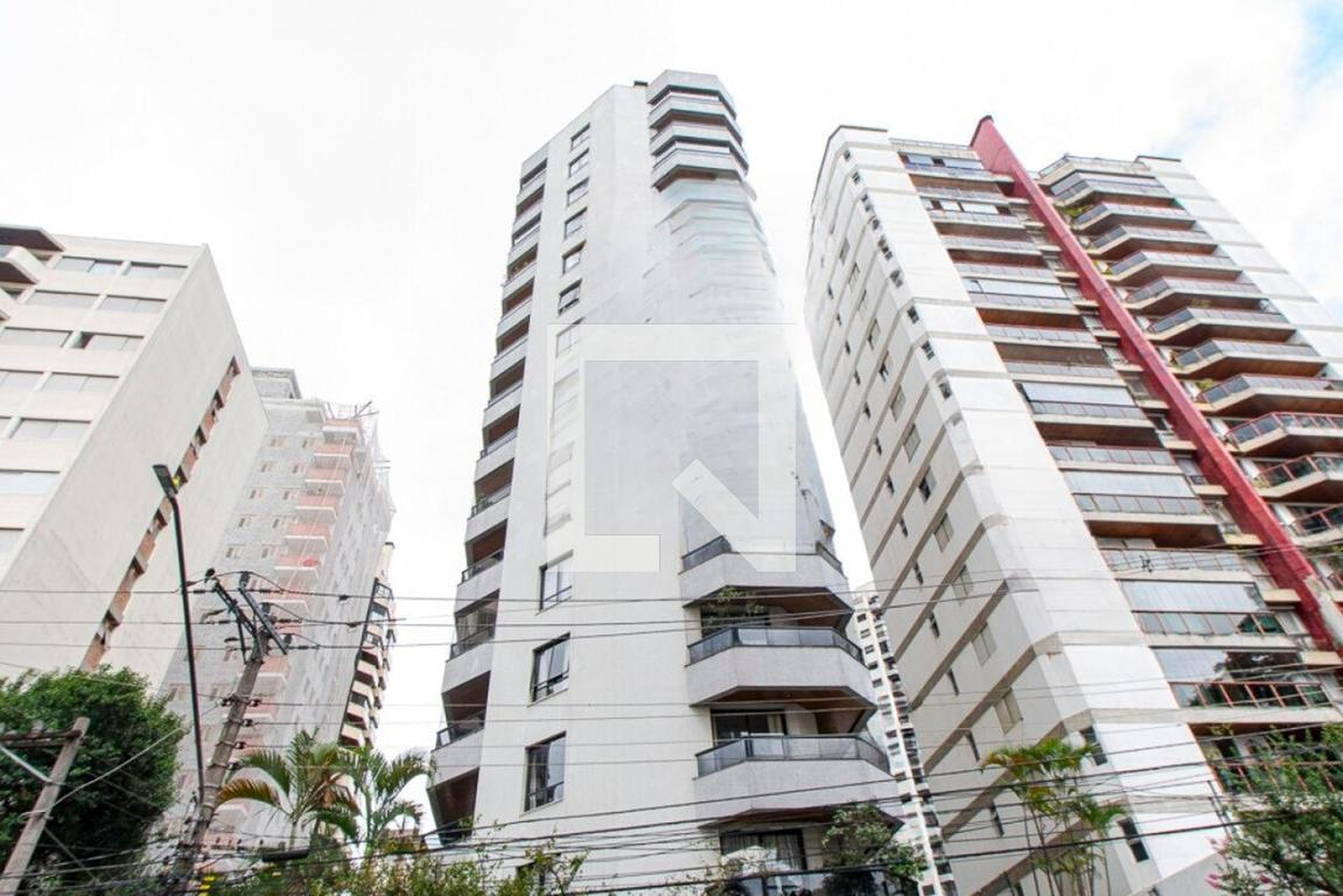 Fachada Edifício Louvre e Versailles