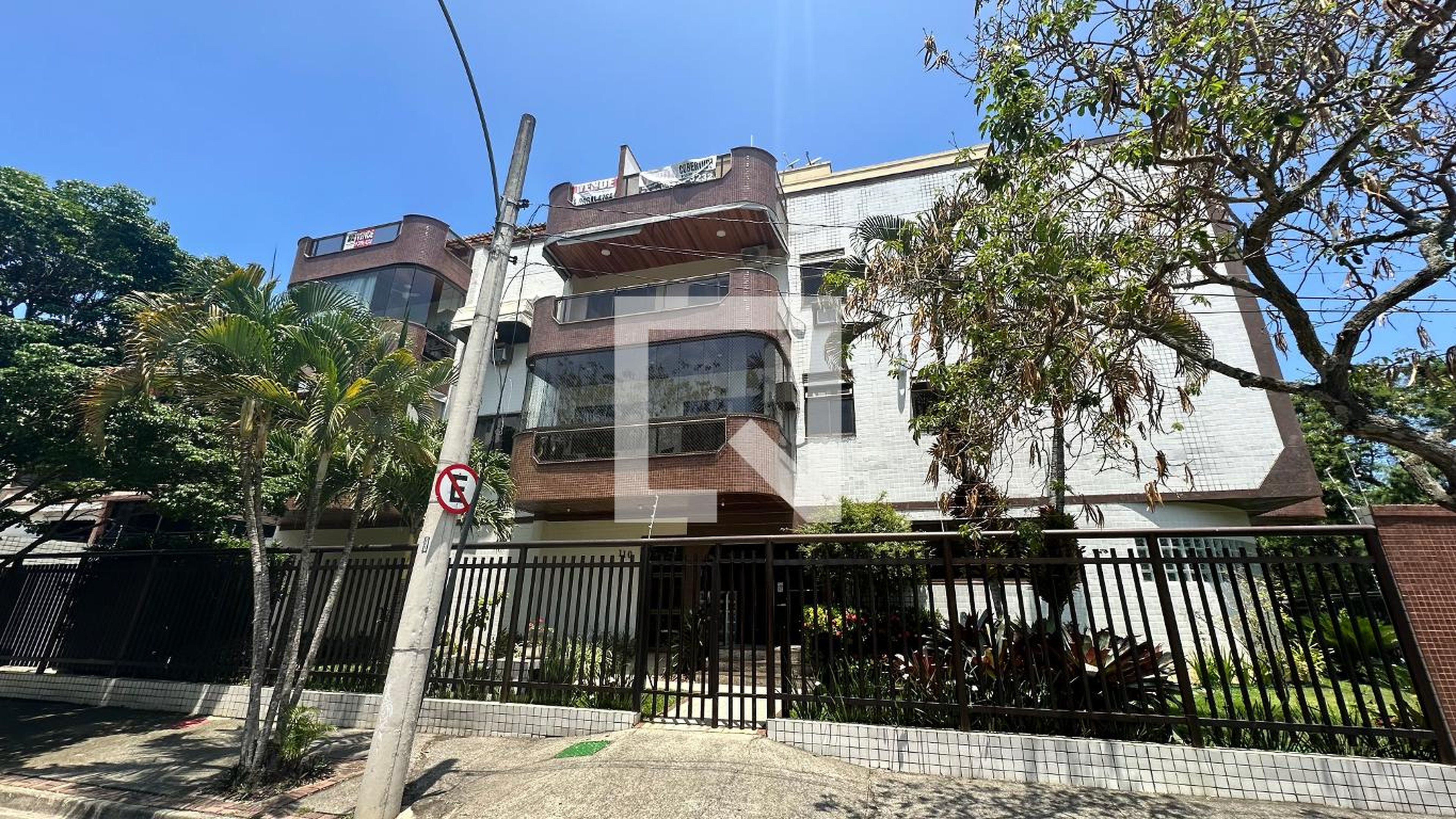 Fachada Condomínio em Rua Herivelto Martins, 110